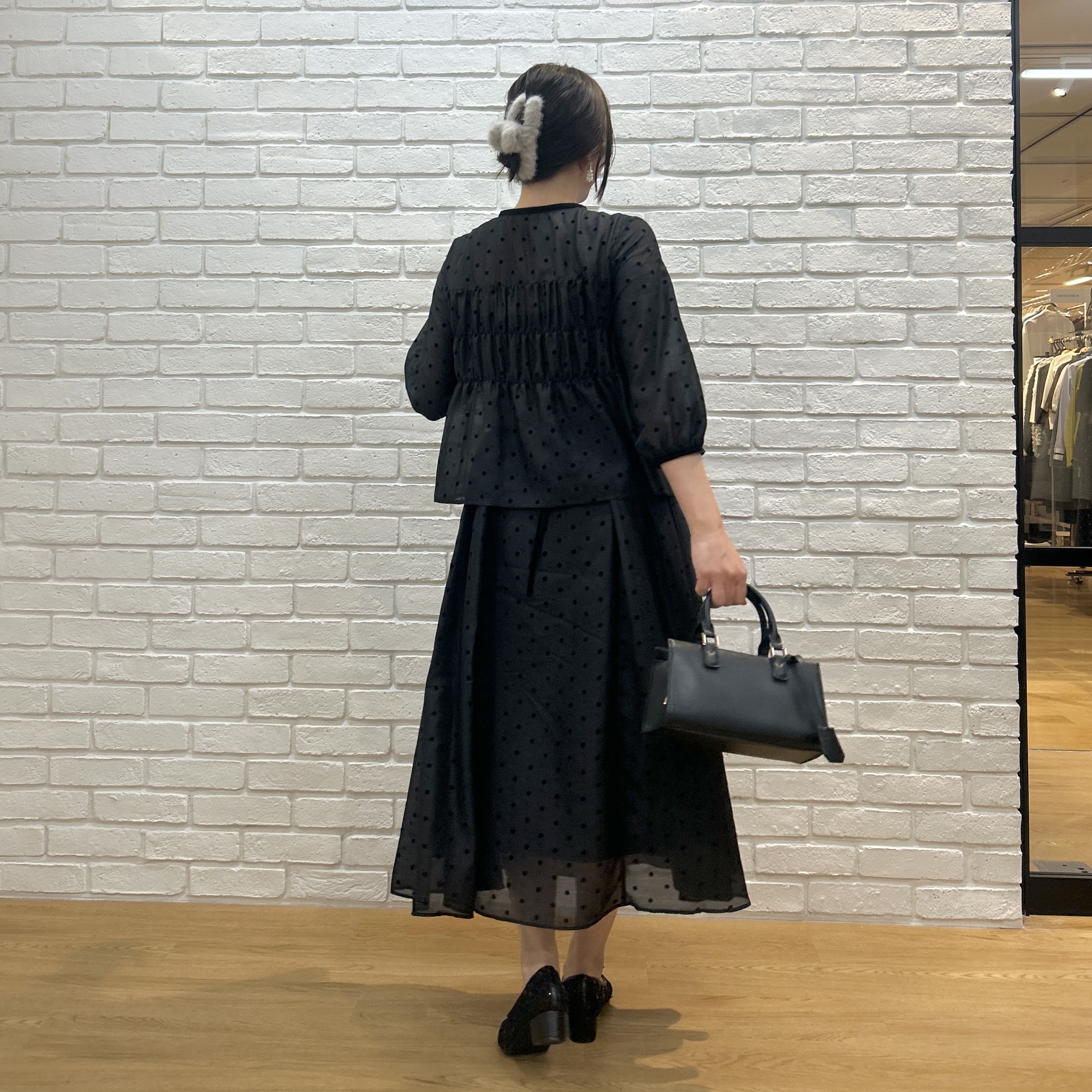 shinoさんの「Couture brooch｜【セットアップ可・着映えて上品】フロッキードットブラウス」を使ったコーディネート