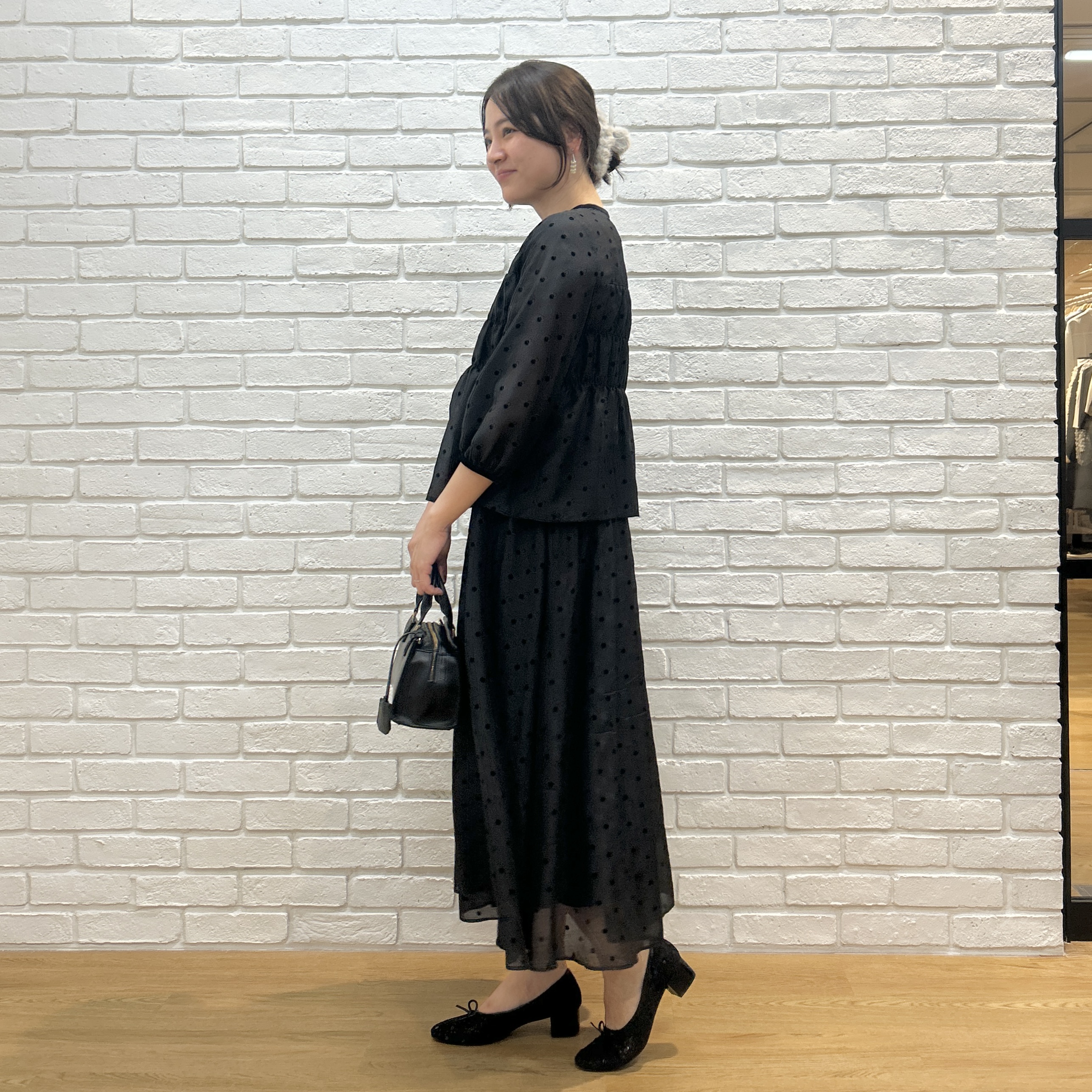 shinoさんの「Couture brooch｜【セットアップ可・着映えて上品】フロッキードットブラウス」を使ったコーディネート