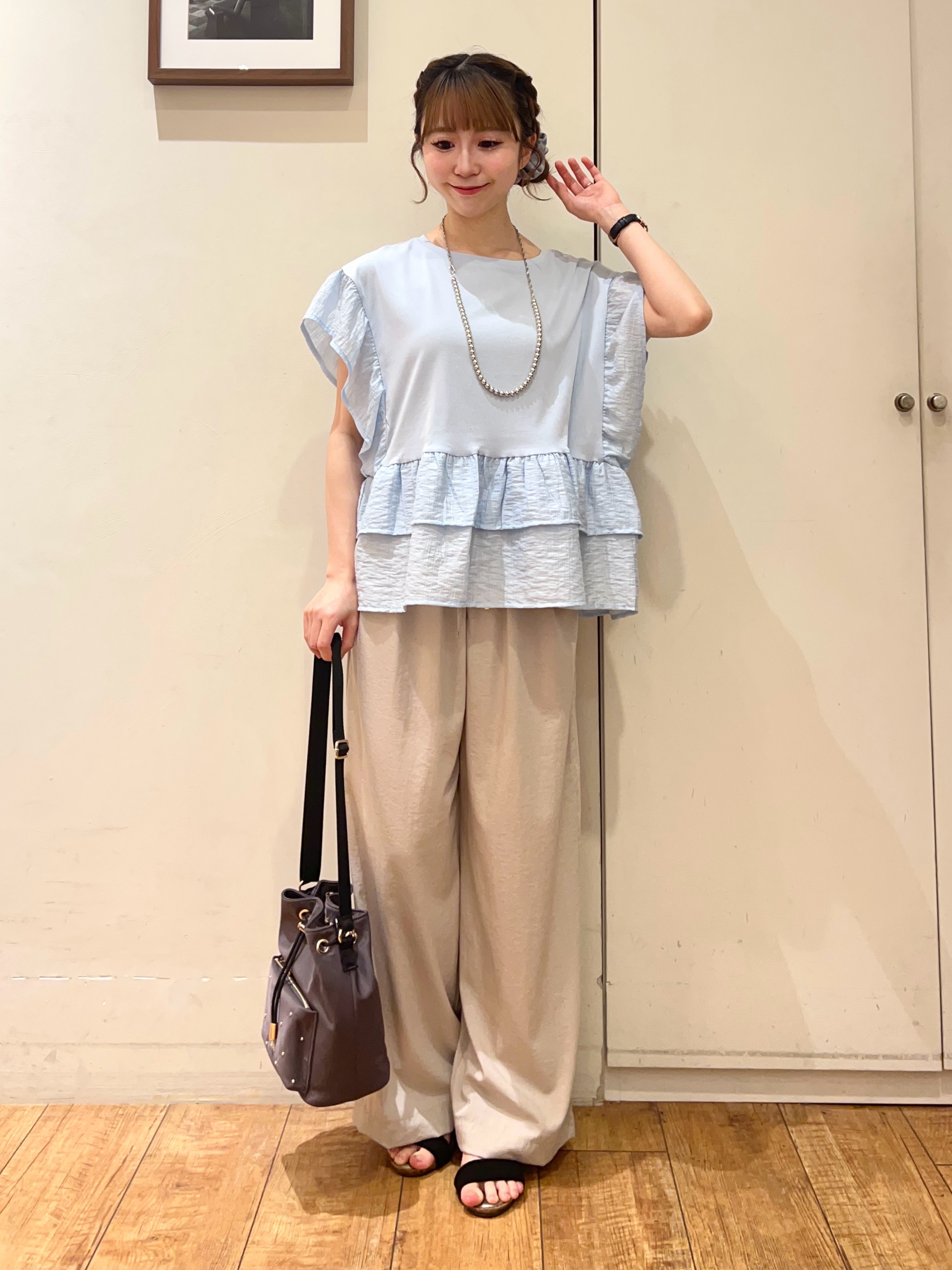 AIRIさんの「SHOO･LA･RUE｜【S-LL/洗濯機可】着るだけで決まる 主役級フリルトップス」を使ったコーディネート