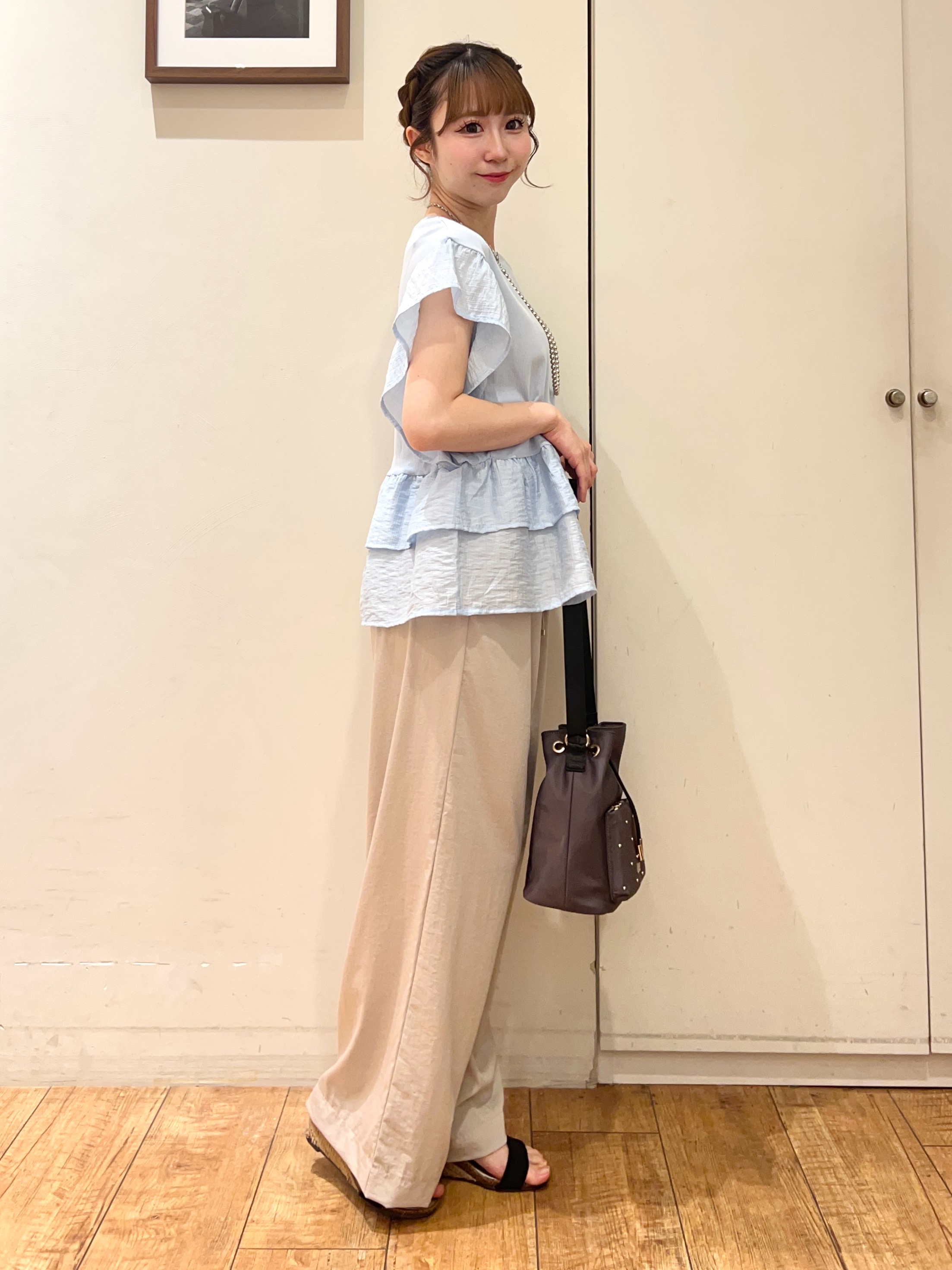 AIRIさんの「SHOO･LA･RUE｜【S-LL/洗濯機可】着るだけで決まる 主役級フリルトップス」を使ったコーディネート