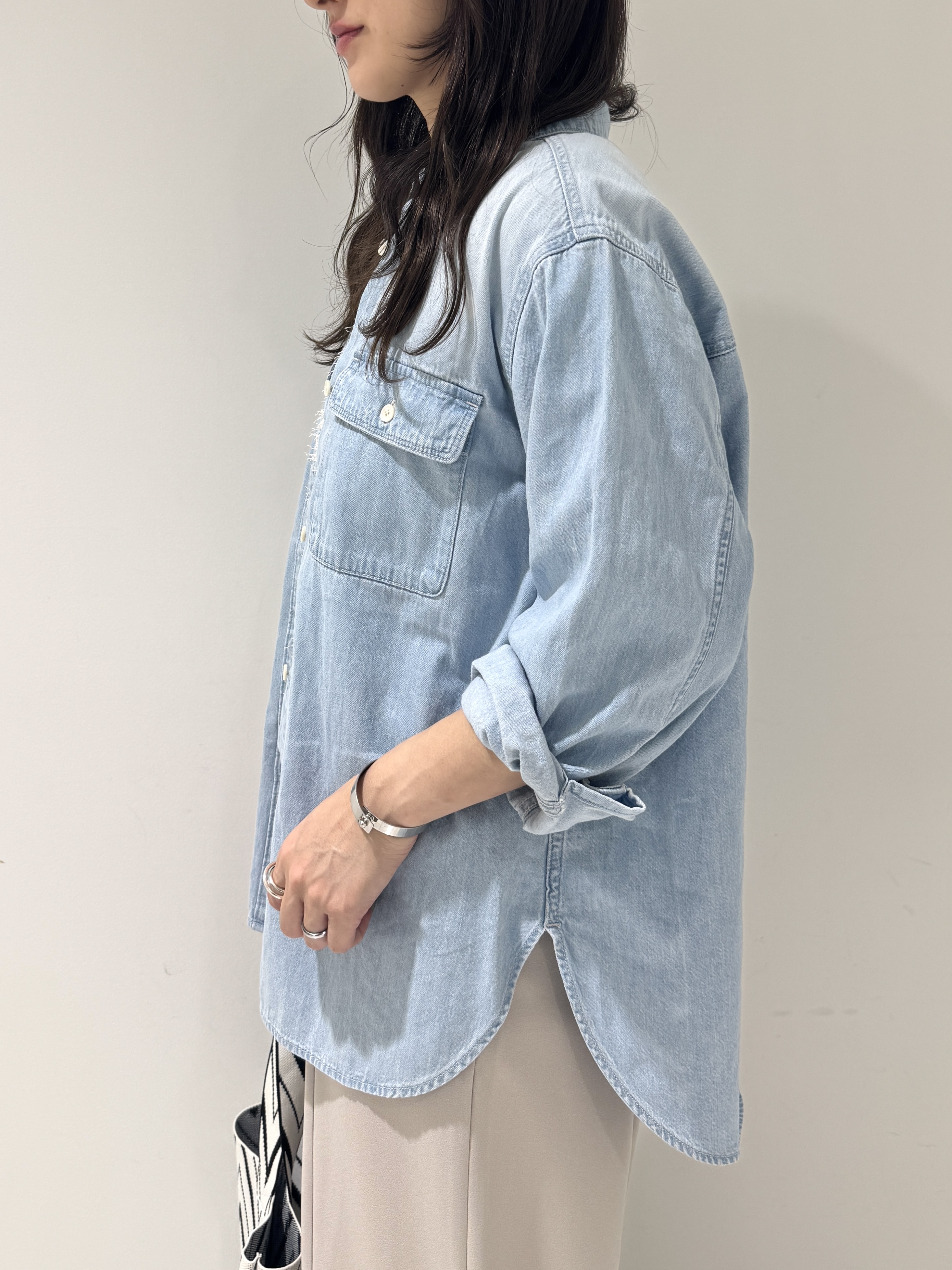 そんさんの「INDIVI｜【洗える／体型カバー】ライトデニム ワークシャツ」を使ったコーディネート