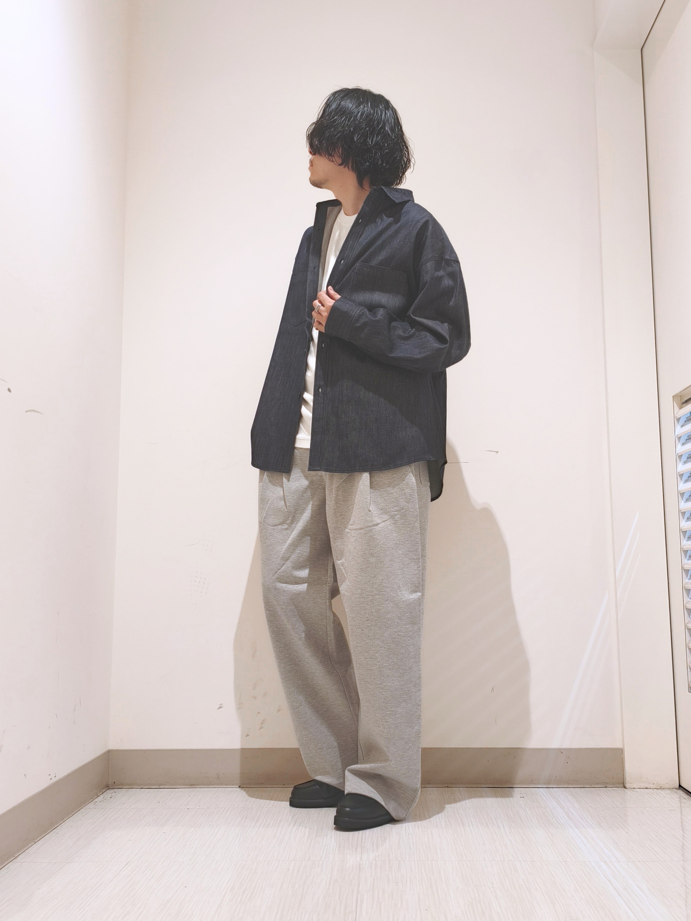 テラシンさんの「tk.TAKEO KIKUCHI｜【色褪せしにくいデニム】Comfy Fadeless Denim Seriesデニムシャツ」を使ったコーディネート