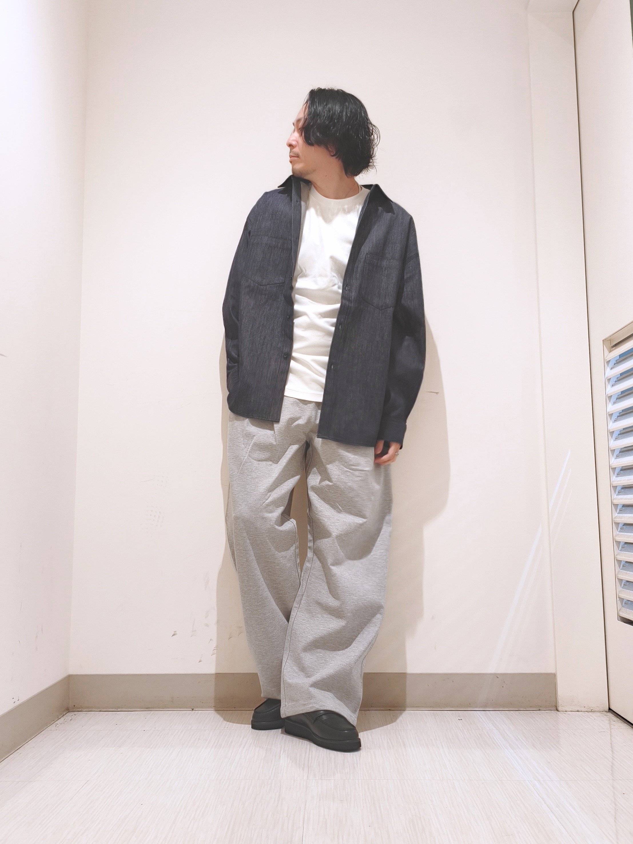テラシンさんの「tk.TAKEO KIKUCHI｜【色褪せしにくいデニム】Comfy Fadeless Denim Seriesデニムシャツ」を使ったコーディネート