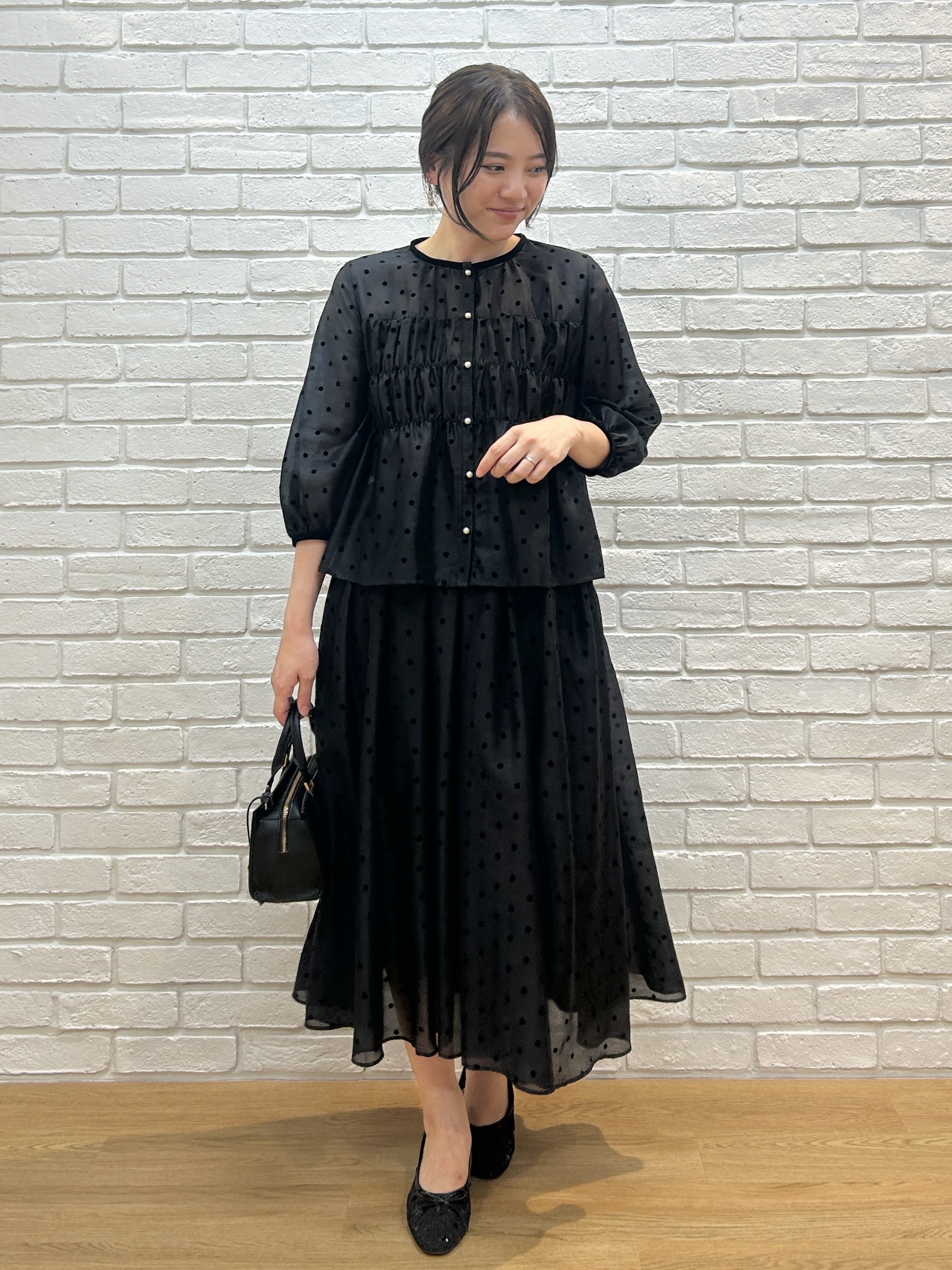 shinoさんの「Couture brooch｜【セットアップ可・着映えて上品】フロッキードットブラウス」を使ったコーディネート