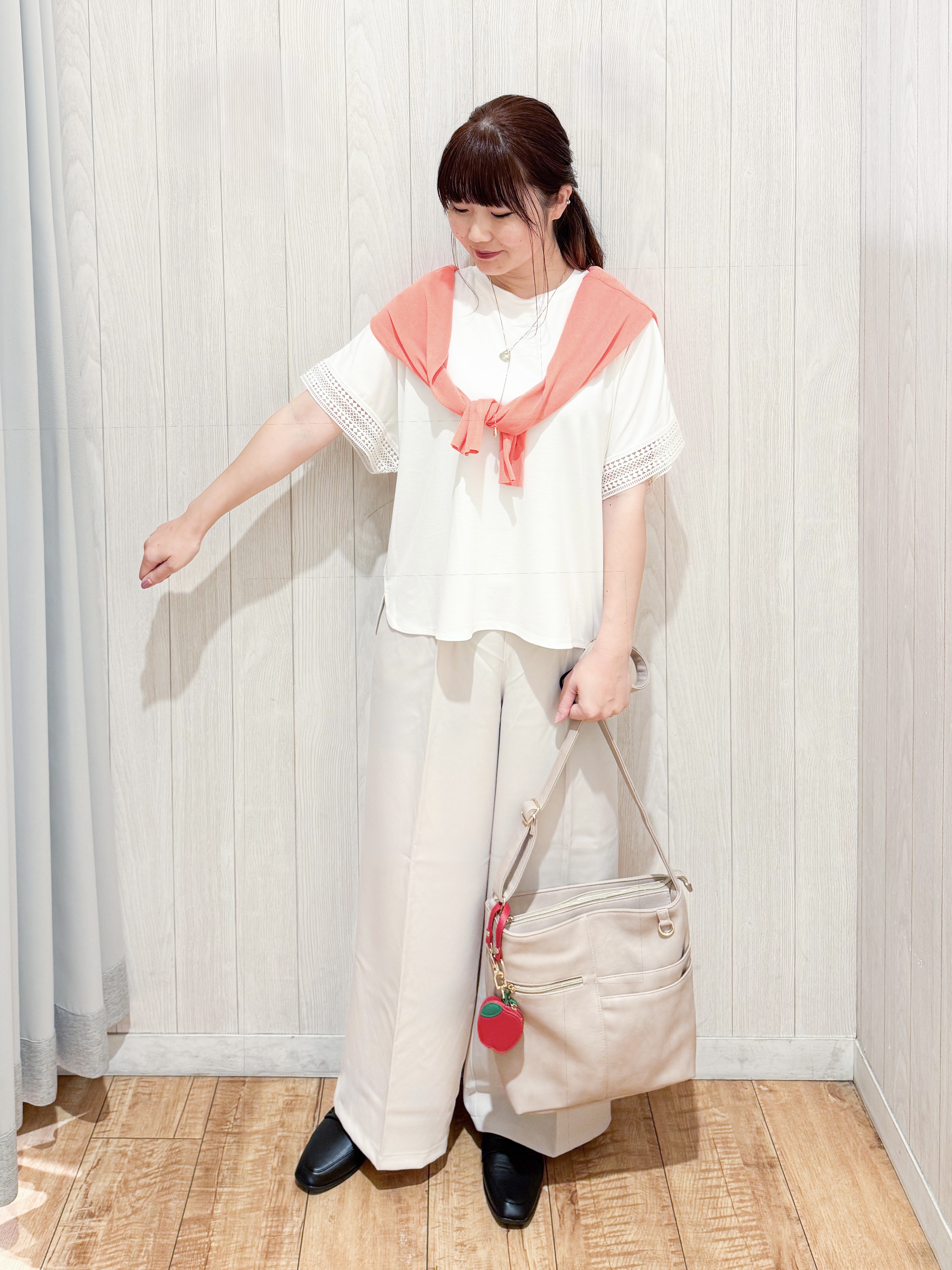 愛さんの「SHOO･LA･RUE｜【洗濯機可/S-LL】配色シフォン襟でサマ見え 上品シアーカーディガン」を使ったコーディネート