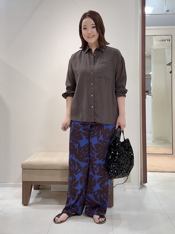 YUIさんの「UNTITLED｜シルキータッチシアーシャツ」を使ったコーディネート