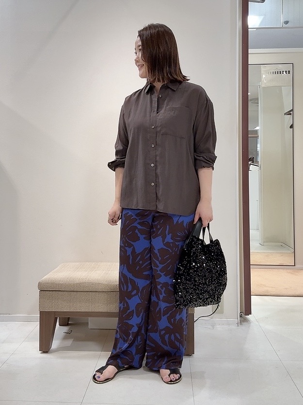 YUIさんの「UNTITLED｜シルキータッチシアーシャツ」を使ったコーディネート
