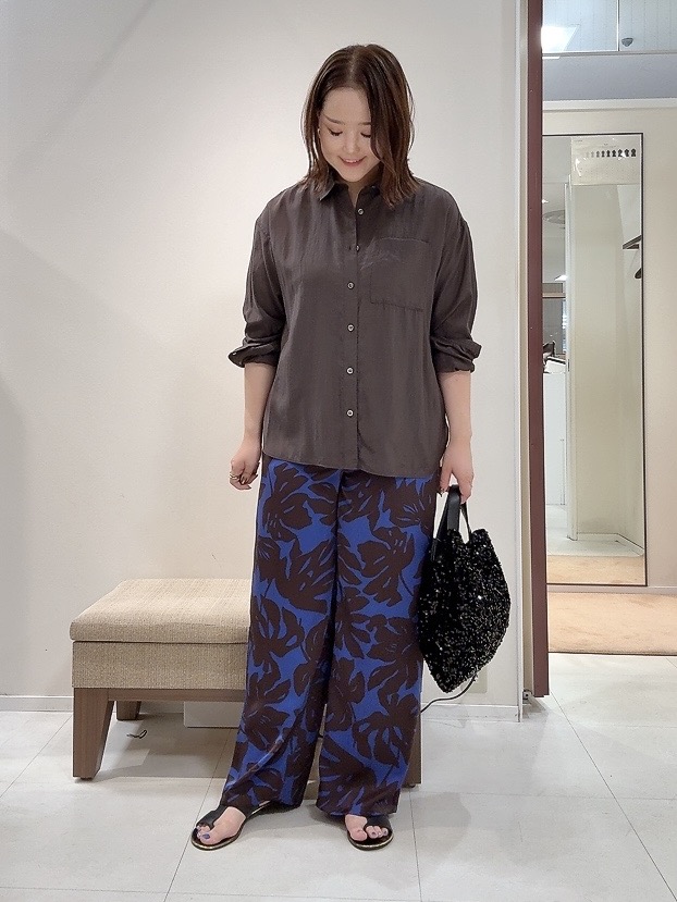 YUIさんの「UNTITLED｜シルキータッチシアーシャツ」を使ったコーディネート