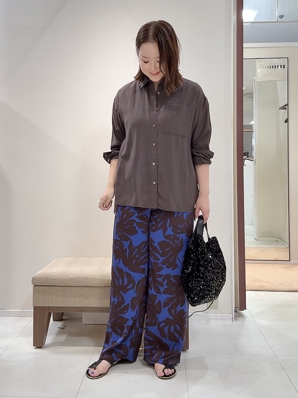 YUIさんの「UNTITLED｜シルキータッチシアーシャツ」を使ったコーディネート