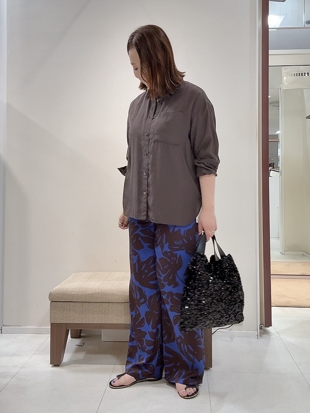 YUIさんの「UNTITLED｜シルキータッチシアーシャツ」を使ったコーディネート