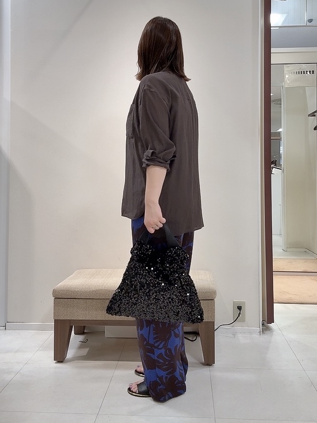 YUIさんの「UNTITLED｜シルキータッチシアーシャツ」を使ったコーディネート