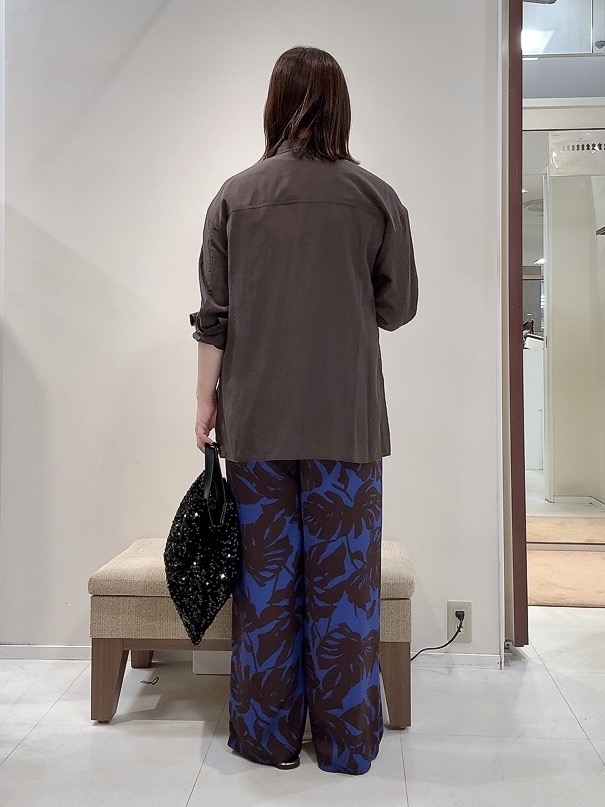 YUIさんの「UNTITLED｜シルキータッチシアーシャツ」を使ったコーディネート