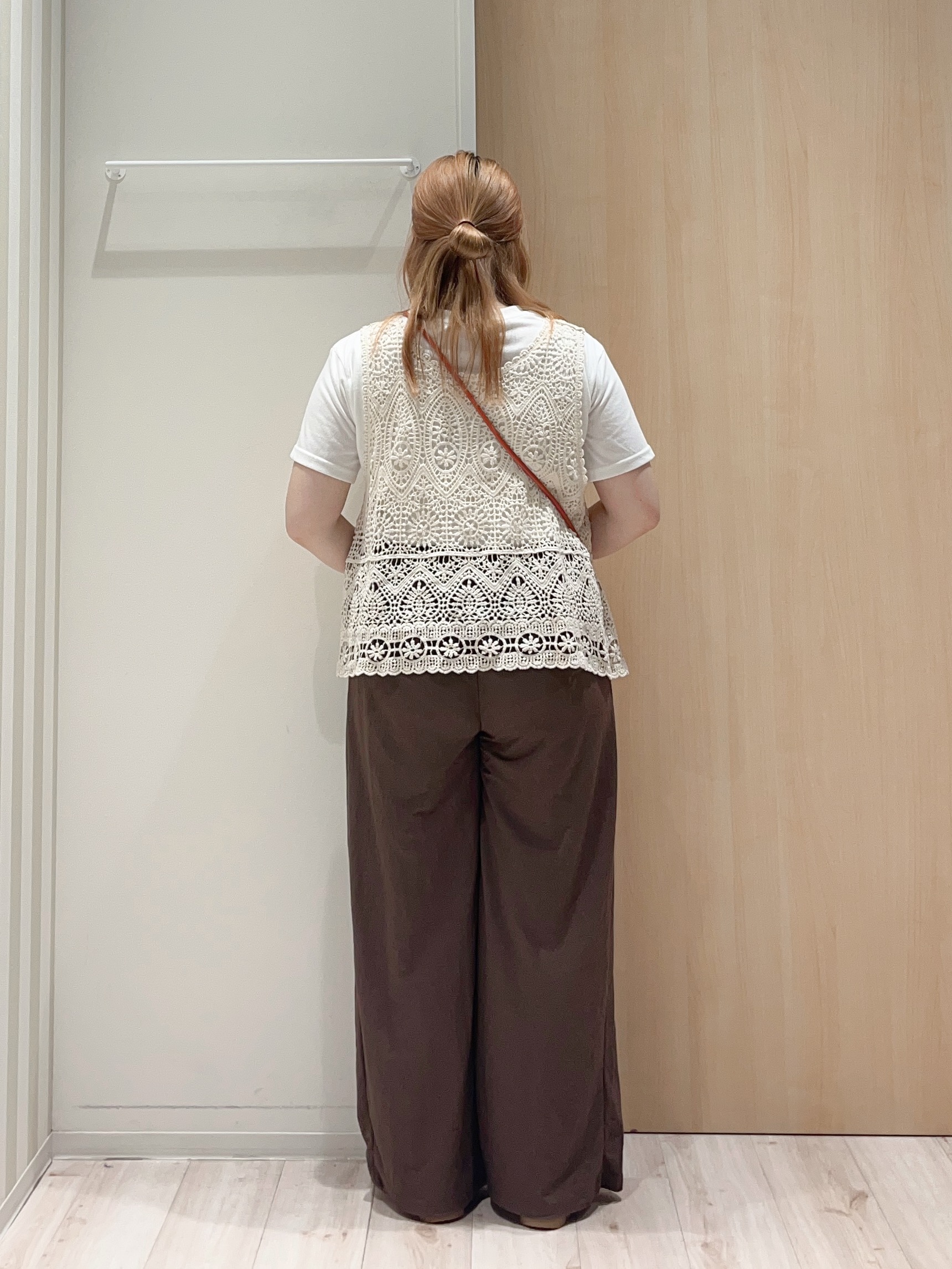 momoさんの「SHOO･LA･RUE｜【2点セット/体型カバー】瞬間レイヤードコーデが完成 クロシェ編みベスト+ロゴT」を使ったコーディネート