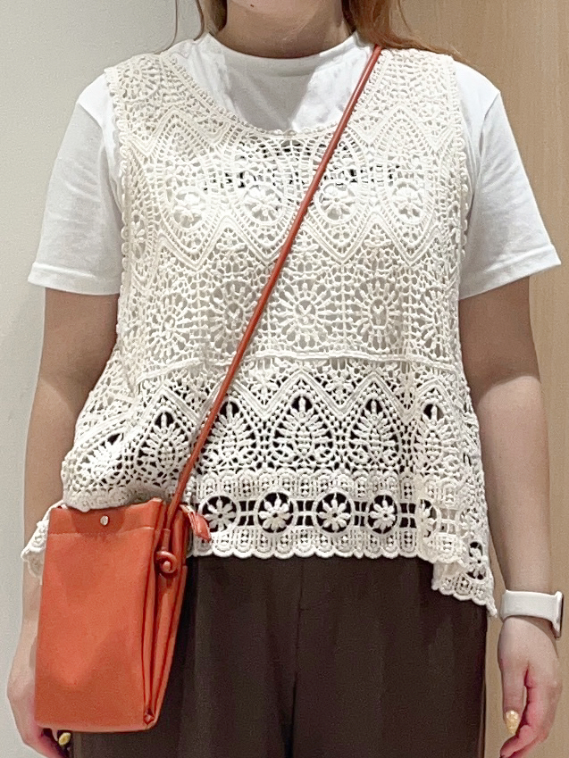 momoさんの「SHOO･LA･RUE｜【2点セット/体型カバー】瞬間レイヤードコーデが完成 クロシェ編みベスト+ロゴT」を使ったコーディネート