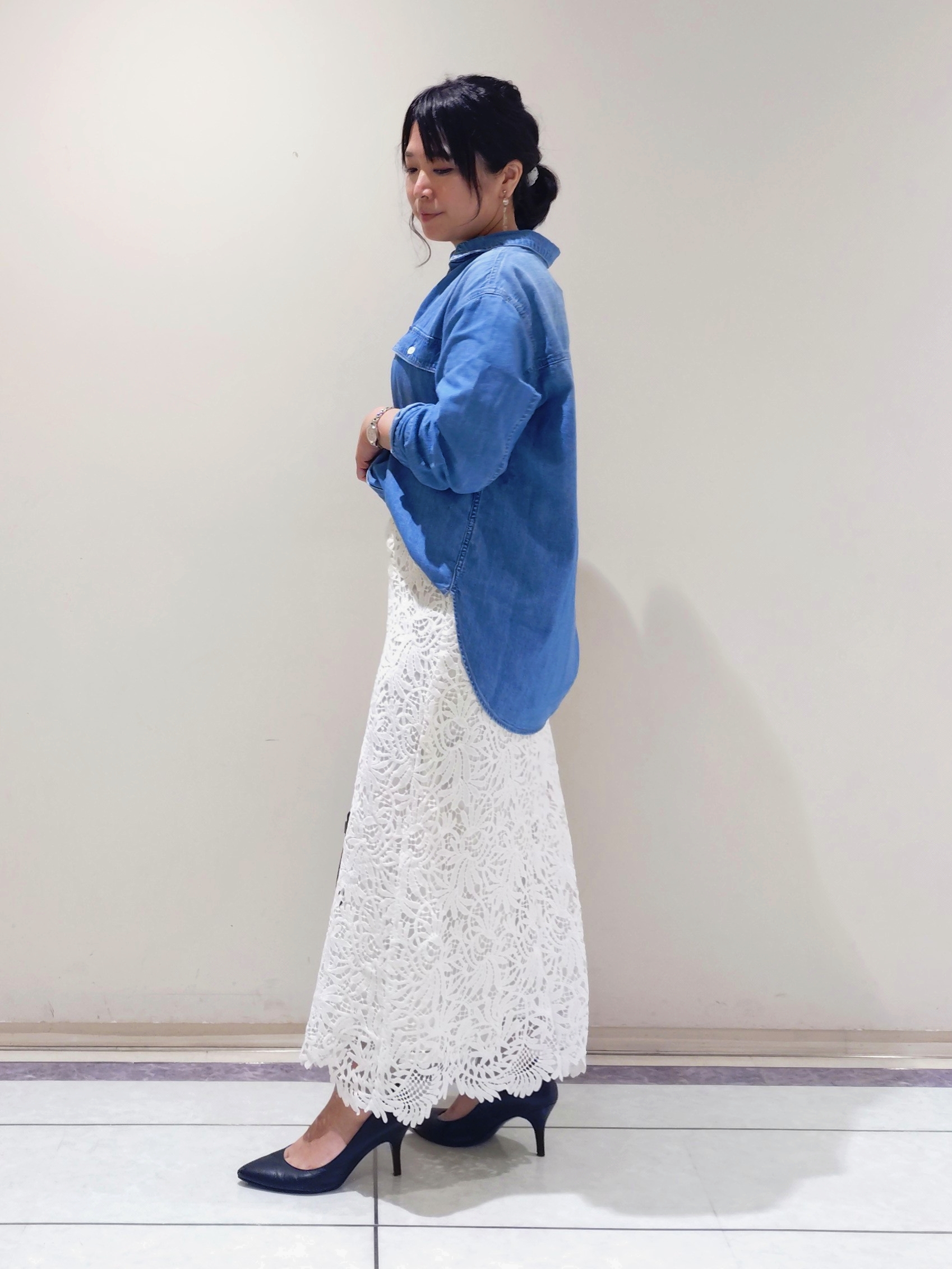 TOMOMIさんの「INDIVI｜【洗える／トレンド】リーフ柄レーススカート」を使ったコーディネート
