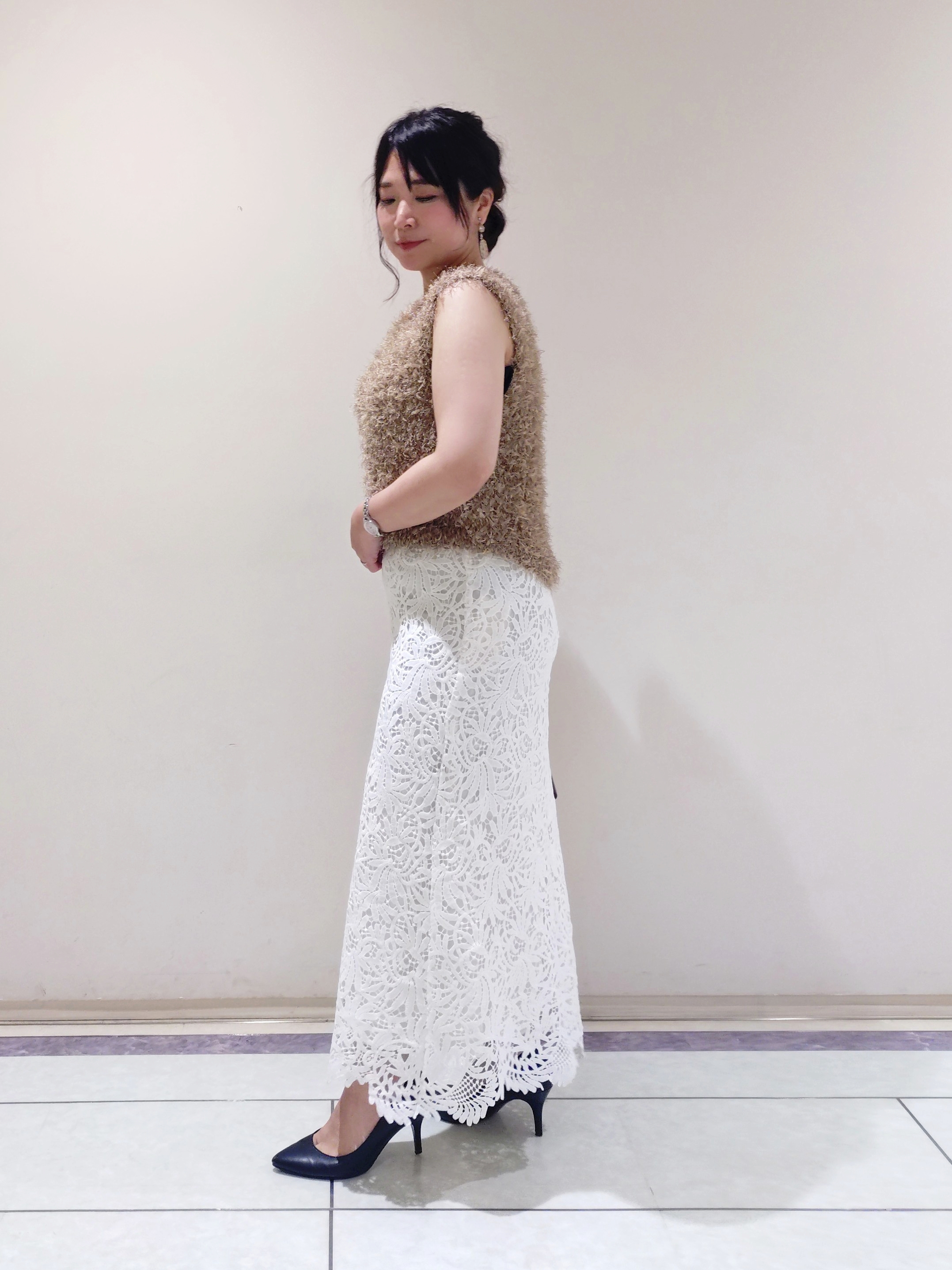 TOMOMIさんの「INDIVI｜【洗える】ファンシーヤーンVネックニットベスト」を使ったコーディネート