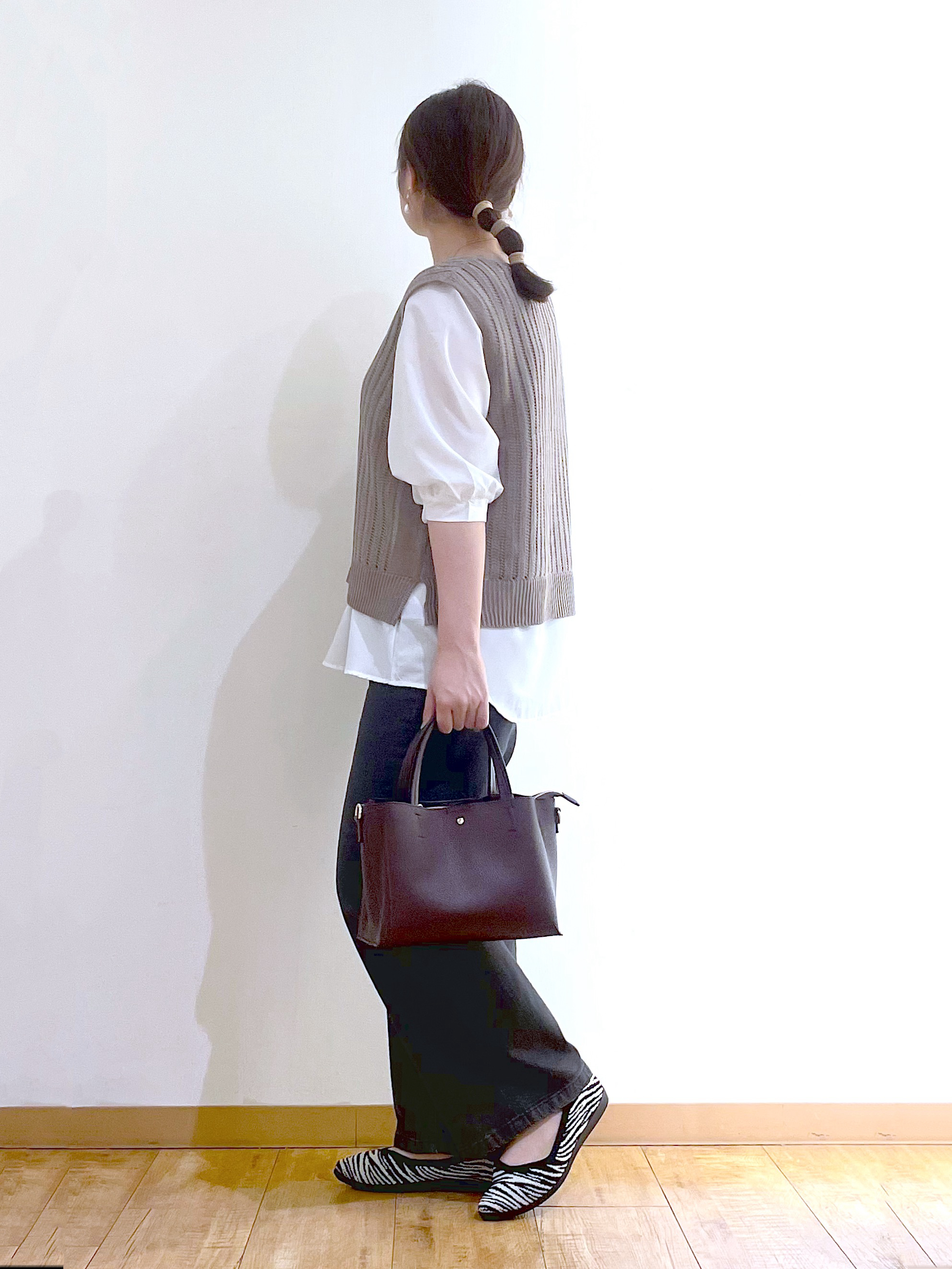 かのさんの「SHOO･LA･RUE｜【2点セット/洗濯機可/S-LL】透かし編みニットベスト＋5分袖シャツ」を使ったコーディネート