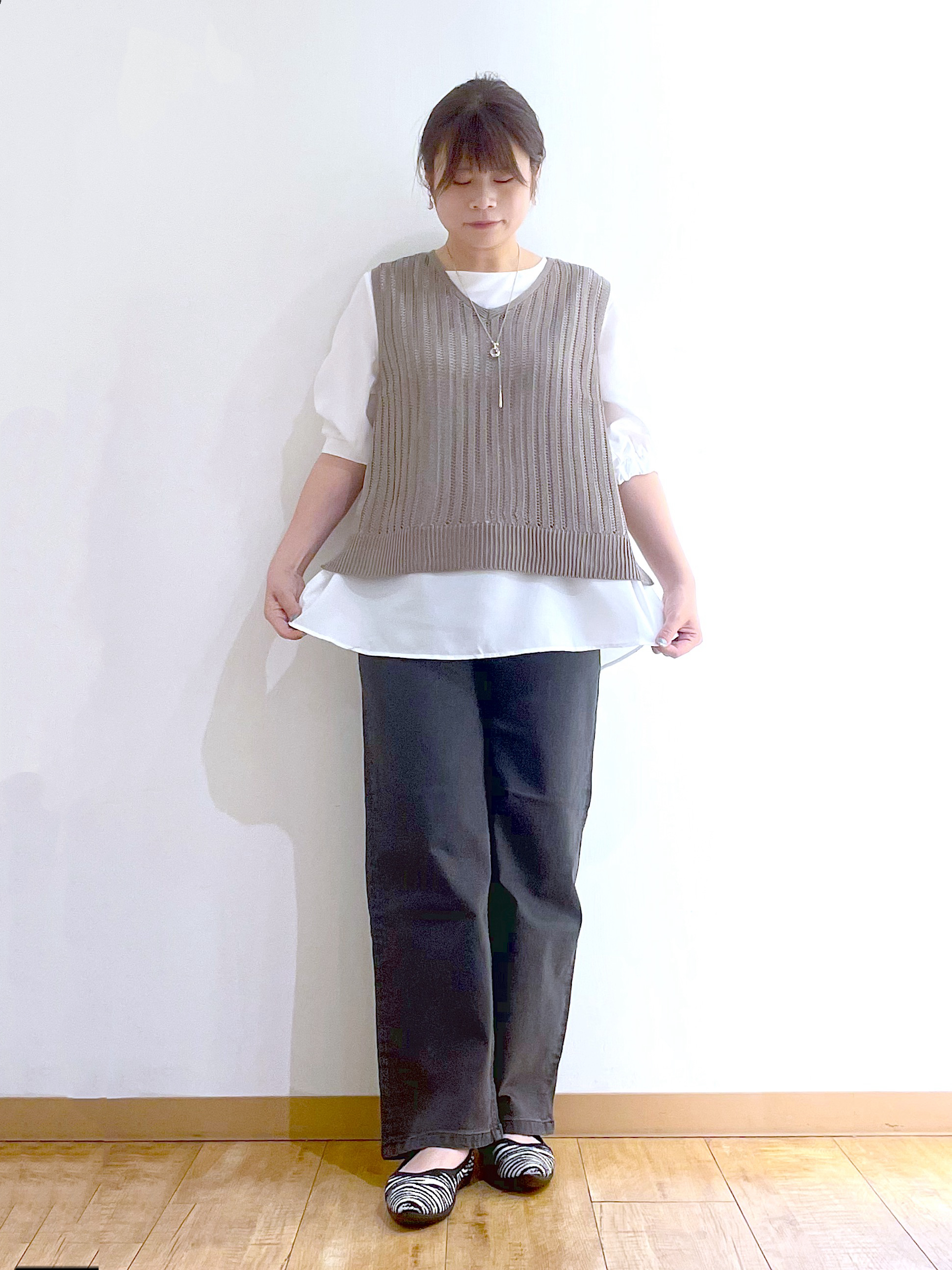 かのさんの「SHOO･LA･RUE｜【2点セット/洗濯機可/S-LL】透かし編みニットベスト＋5分袖シャツ」を使ったコーディネート