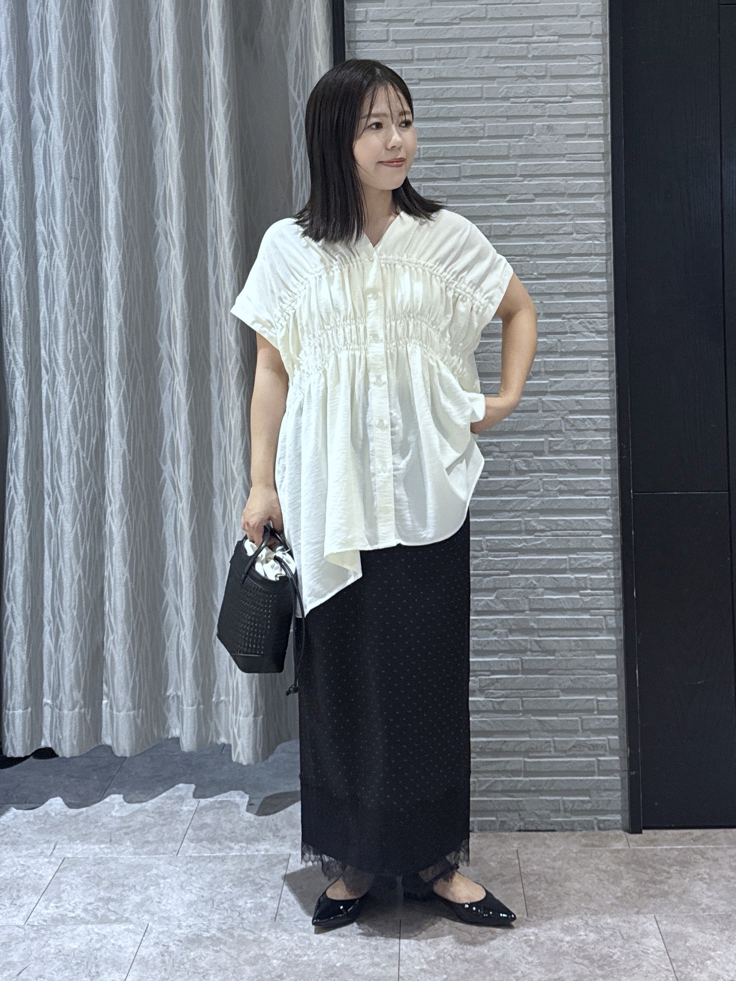 chさんの「THE SHOP TK｜【夏に嬉しい多機能/体型カバー】ひんやりさらさら シャーリングブラウス」を使ったコーディネート