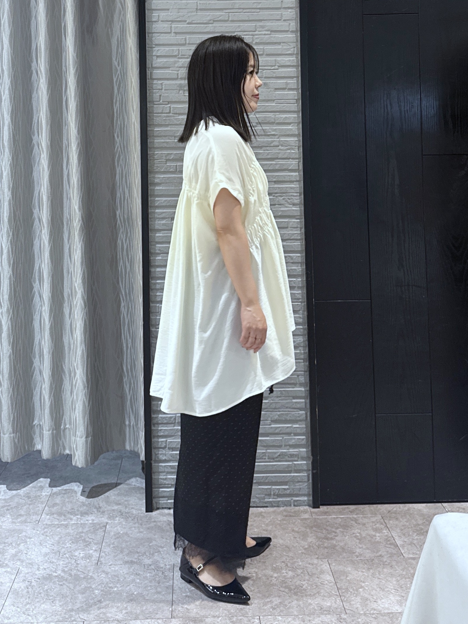 chさんの「THE SHOP TK｜【夏に嬉しい多機能/体型カバー】ひんやりさらさら シャーリングブラウス」を使ったコーディネート