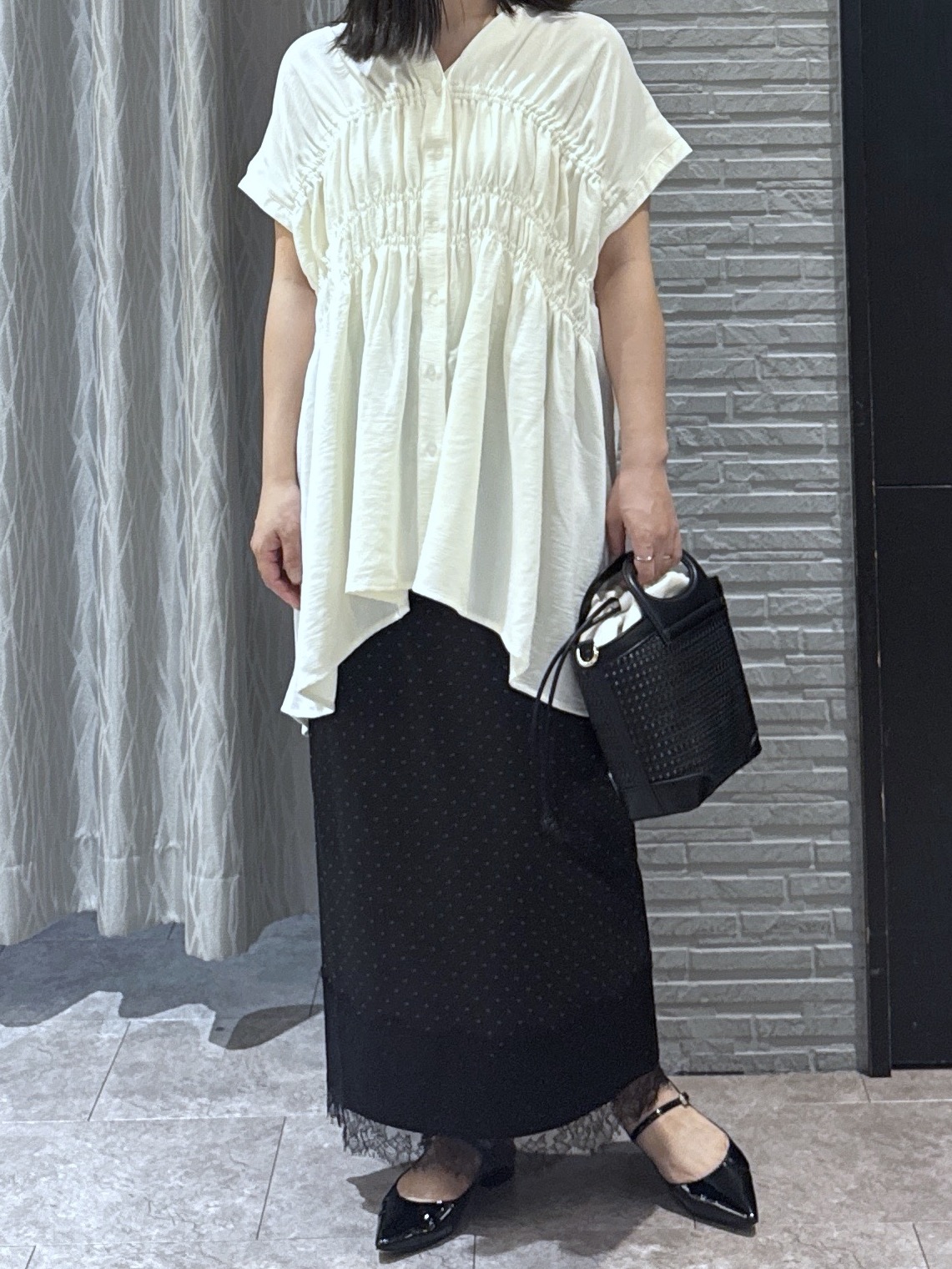 chさんの「THE SHOP TK｜【夏に嬉しい多機能/体型カバー】ひんやりさらさら シャーリングブラウス」を使ったコーディネート