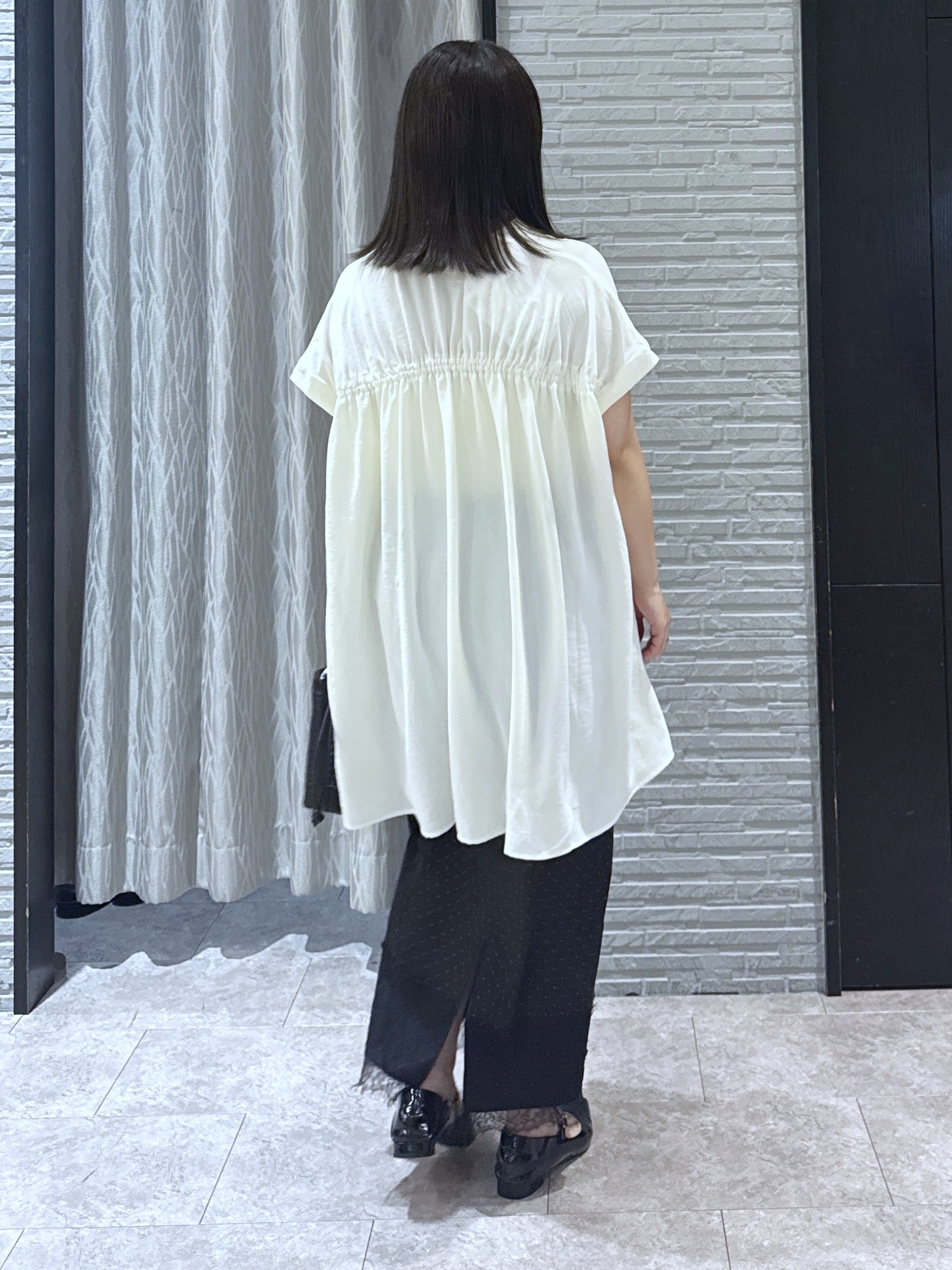 chさんの「THE SHOP TK｜【夏に嬉しい多機能/体型カバー】ひんやりさらさら シャーリングブラウス」を使ったコーディネート
