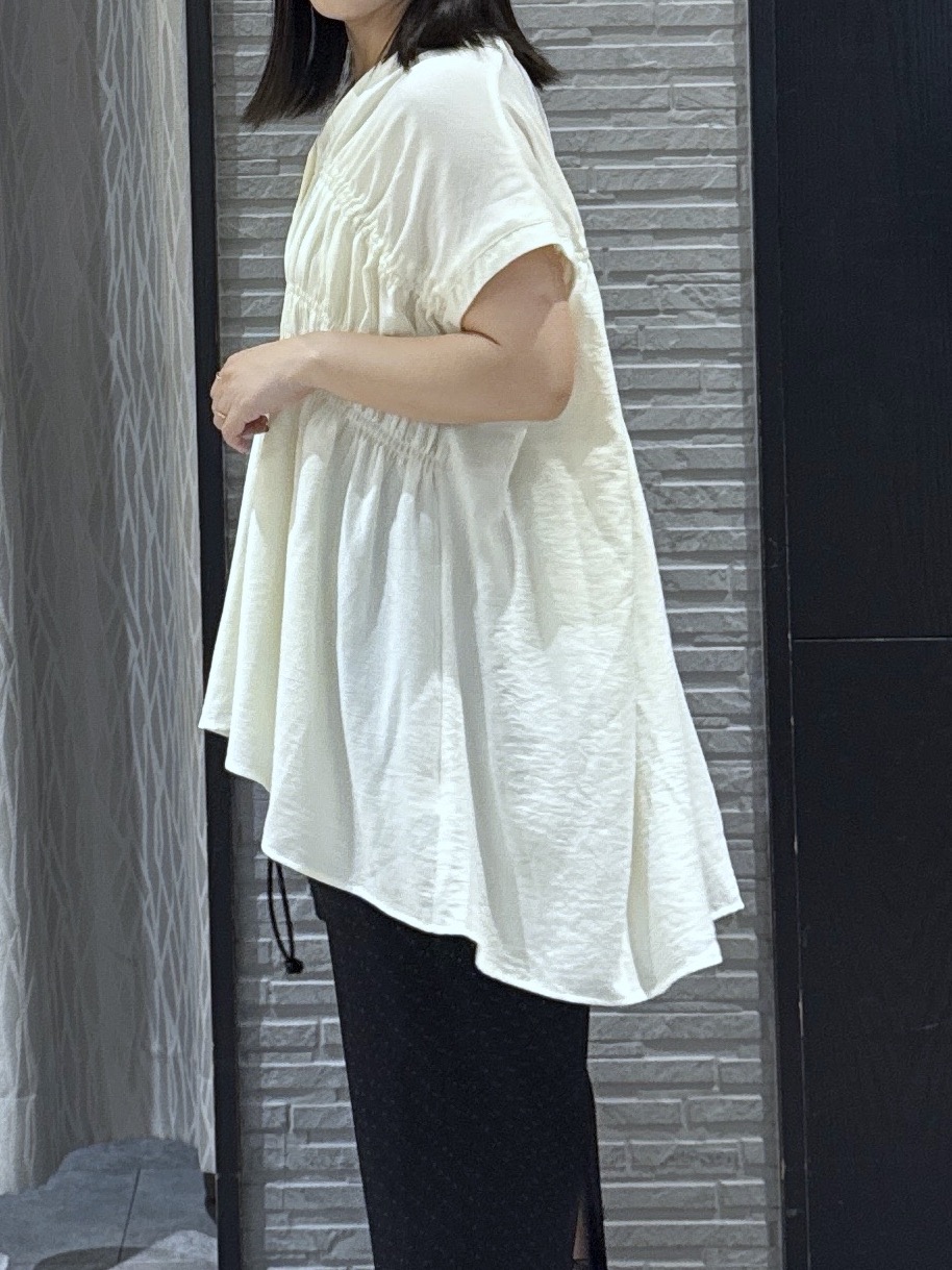 chさんの「THE SHOP TK｜【夏に嬉しい多機能/体型カバー】ひんやりさらさら シャーリングブラウス」を使ったコーディネート