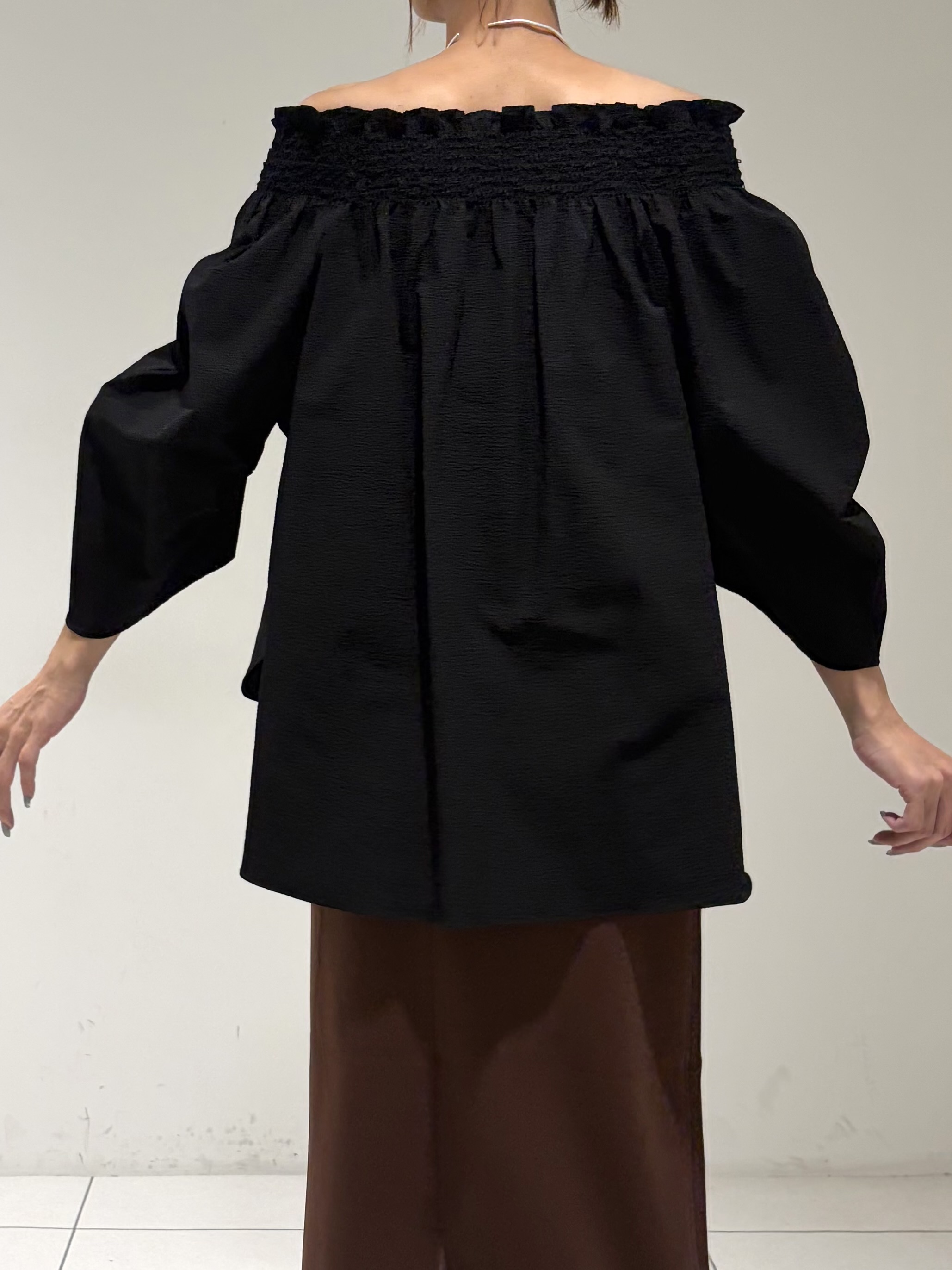 shioriさんの「INDIVI｜サッカーオフショルブラウス【再入荷／2WAY】」を使ったコーディネート