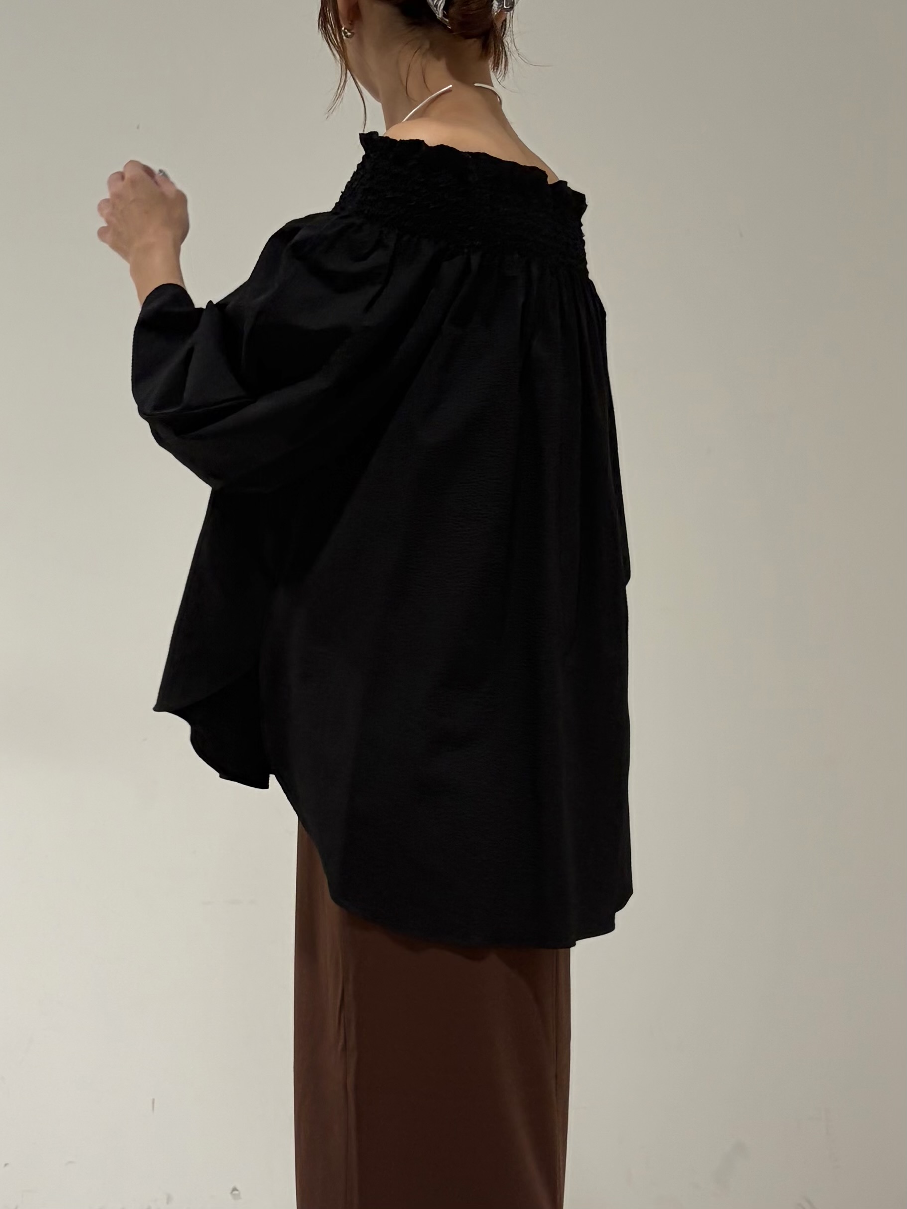 shioriさんの「INDIVI｜サッカーオフショルブラウス【再入荷／2WAY】」を使ったコーディネート