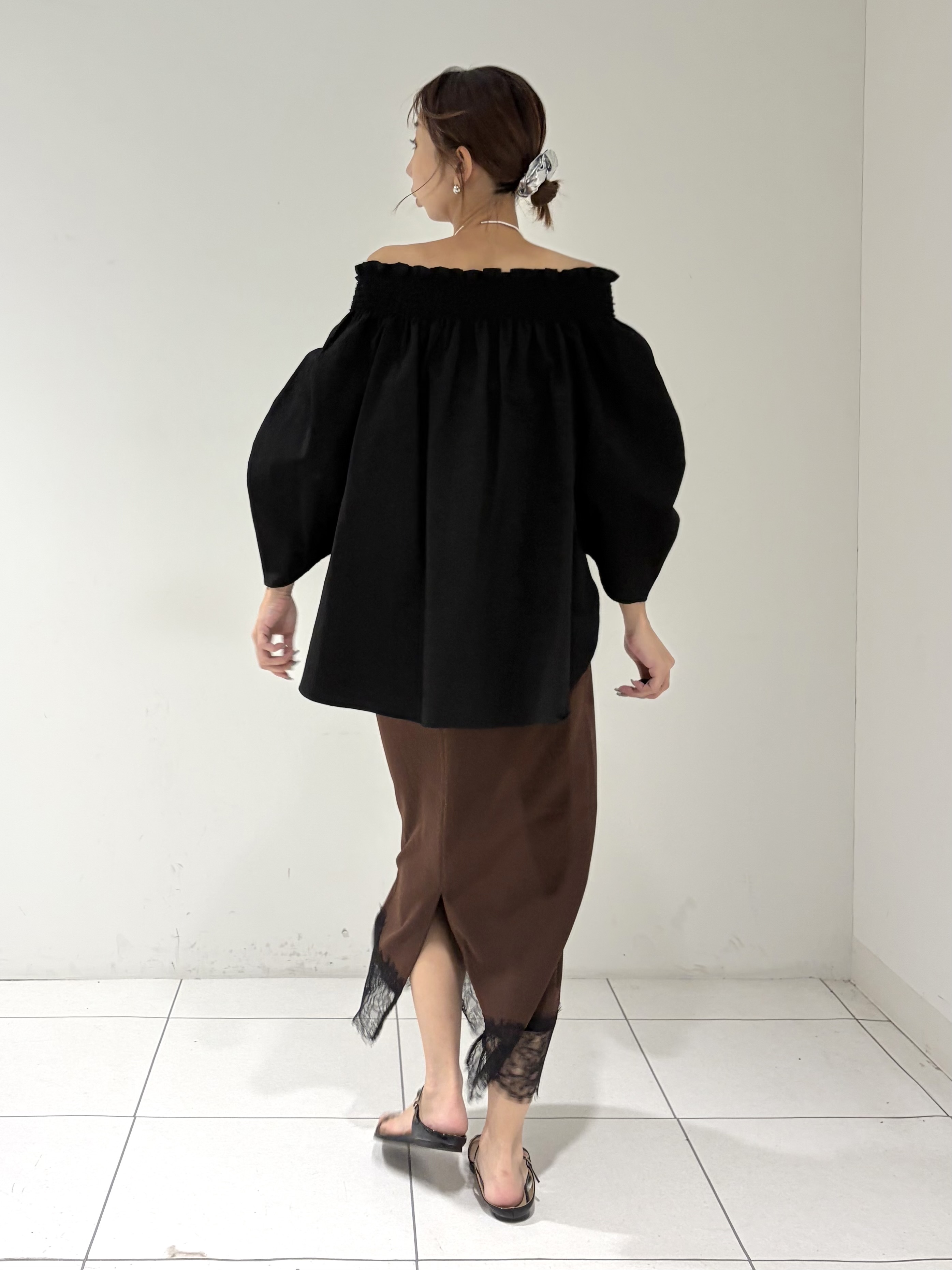 shioriさんの「INDIVI｜サッカーオフショルブラウス【再入荷／2WAY】」を使ったコーディネート