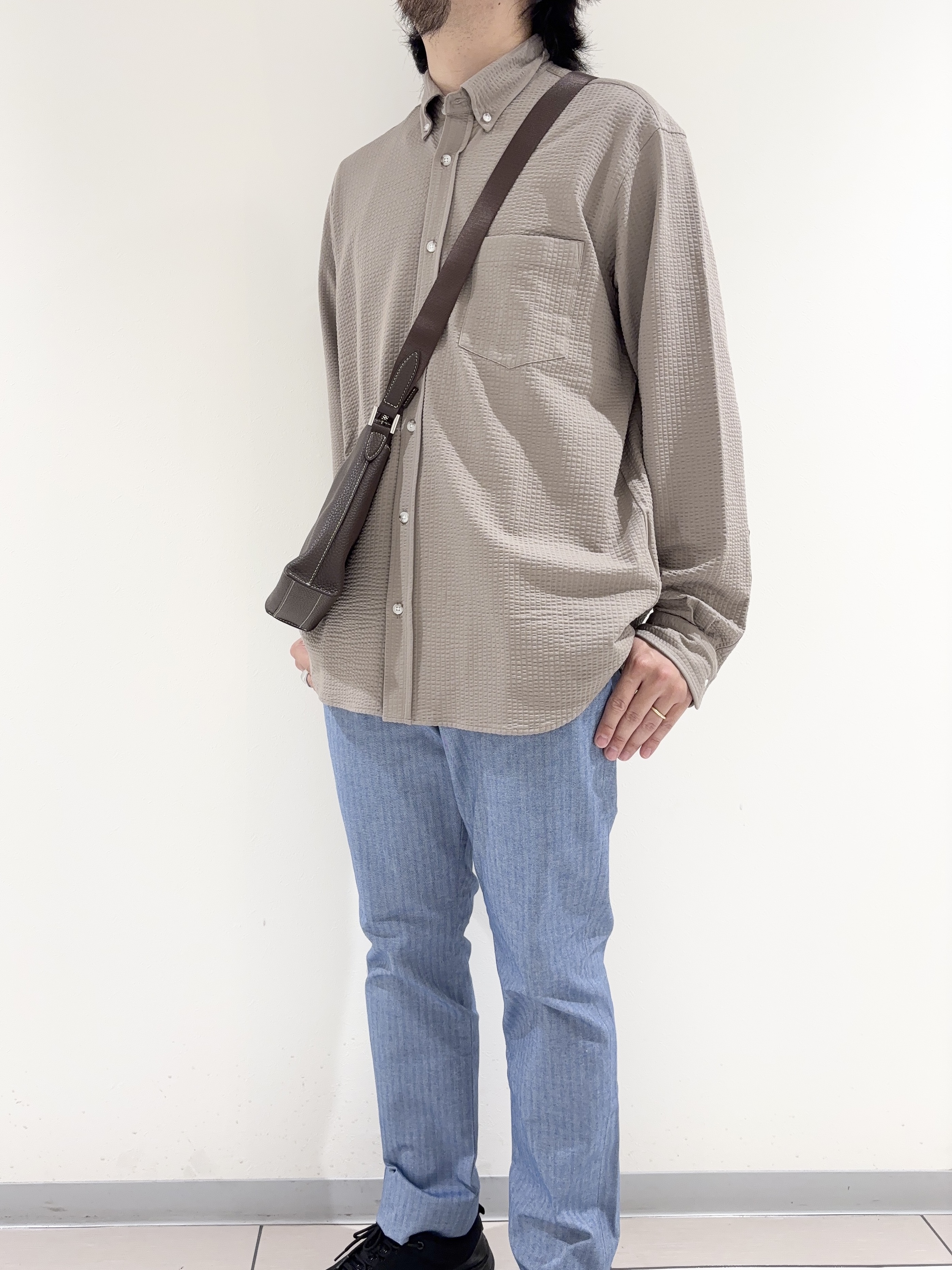 及川さんの「TAKEO KIKUCHI｜【銘品】播州織り ヘリンボン ストレートパンツ」を使ったコーディネート