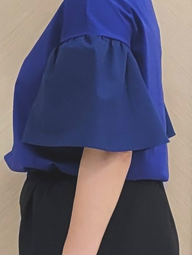 tomoさんの「COUP DE CHANCE｜【手洗い可／日本製】フレアスリーブプルオーバー」を使ったコーディネート