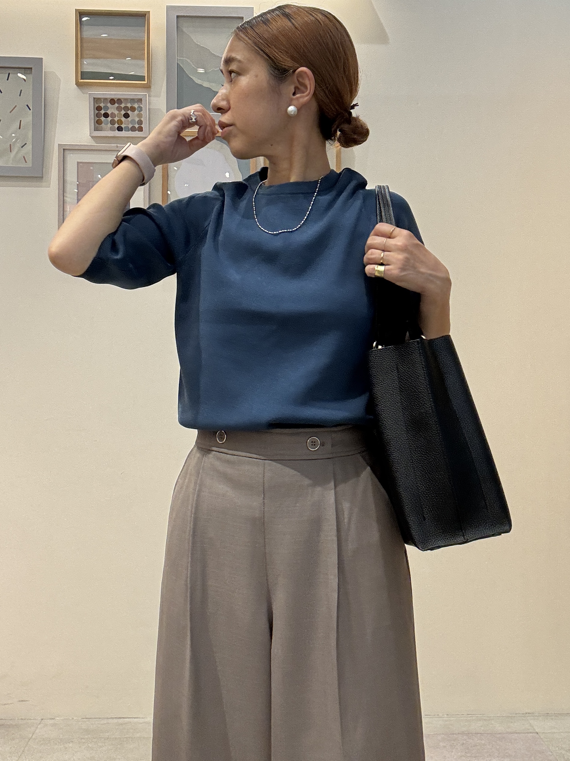 たけぴさんの「SHOO･LA･RUE｜【ガンガン洗える/ひんやり/UV/毛玉になりにくい】上半身すっきり 二の腕見せない5分袖ニット」を使ったコーディネート