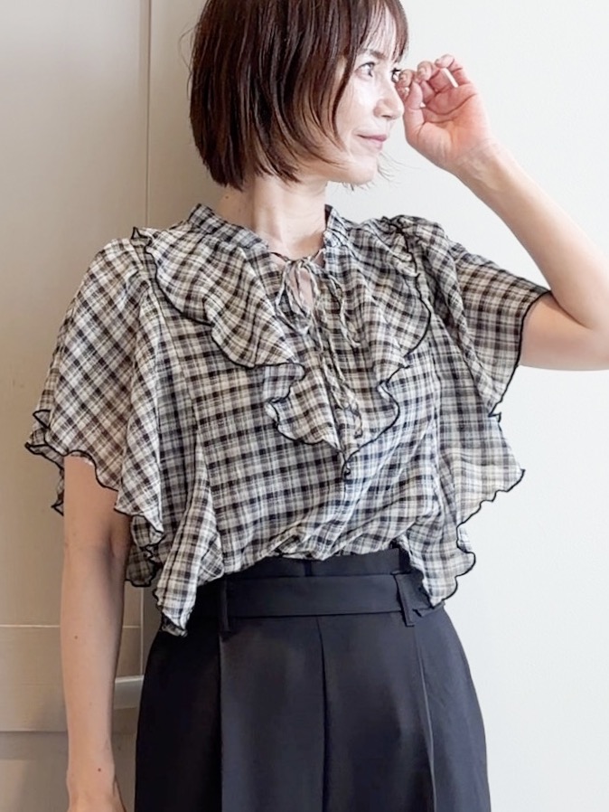 yamakoさんの「grove｜1枚で着映えが叶う チェックラッフルフリルブラウス」を使ったコーディネート