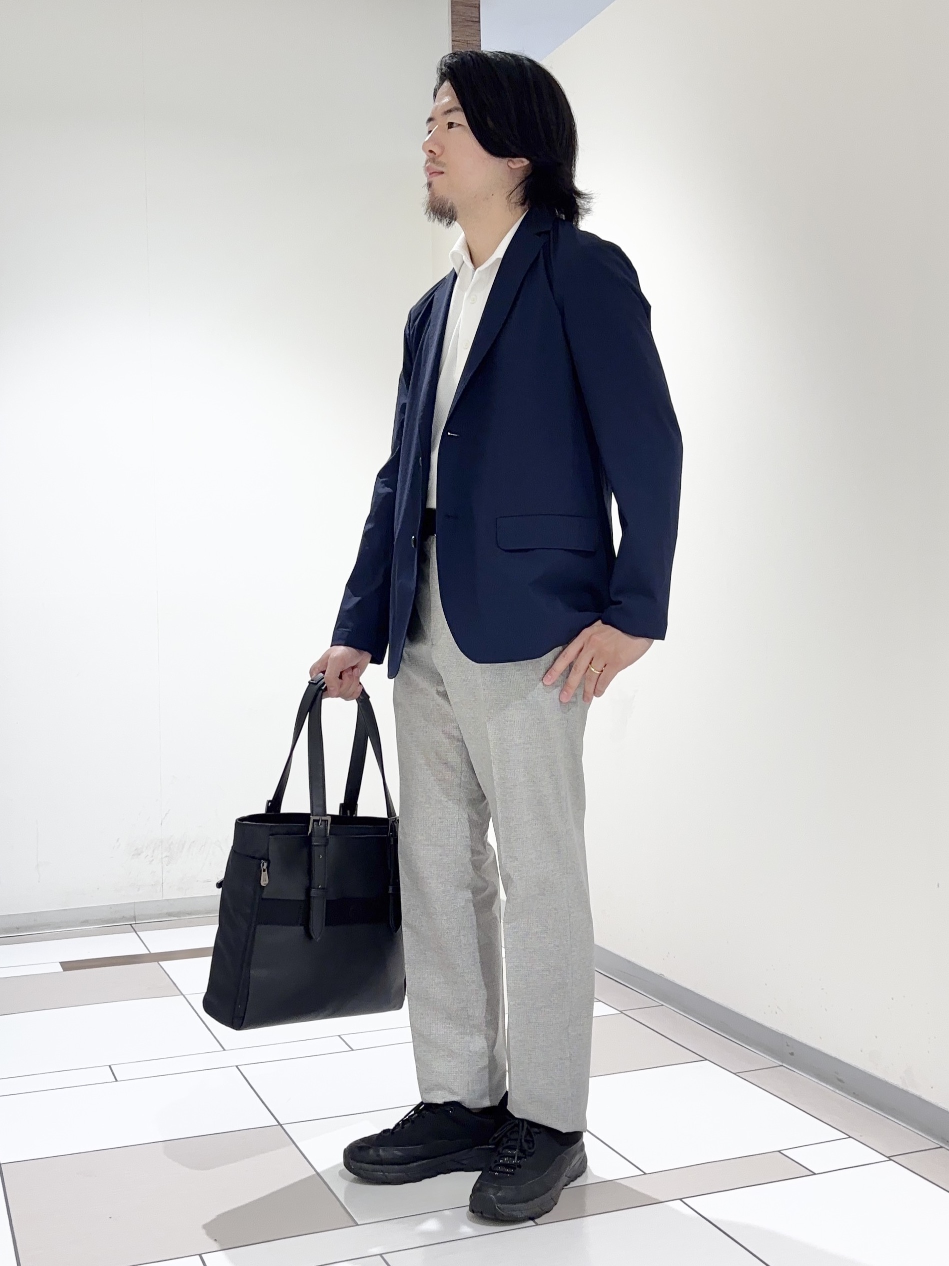 及川さんの「TAKEO KIKUCHI｜3Dナイロン ジャケット」を使ったコーディネート