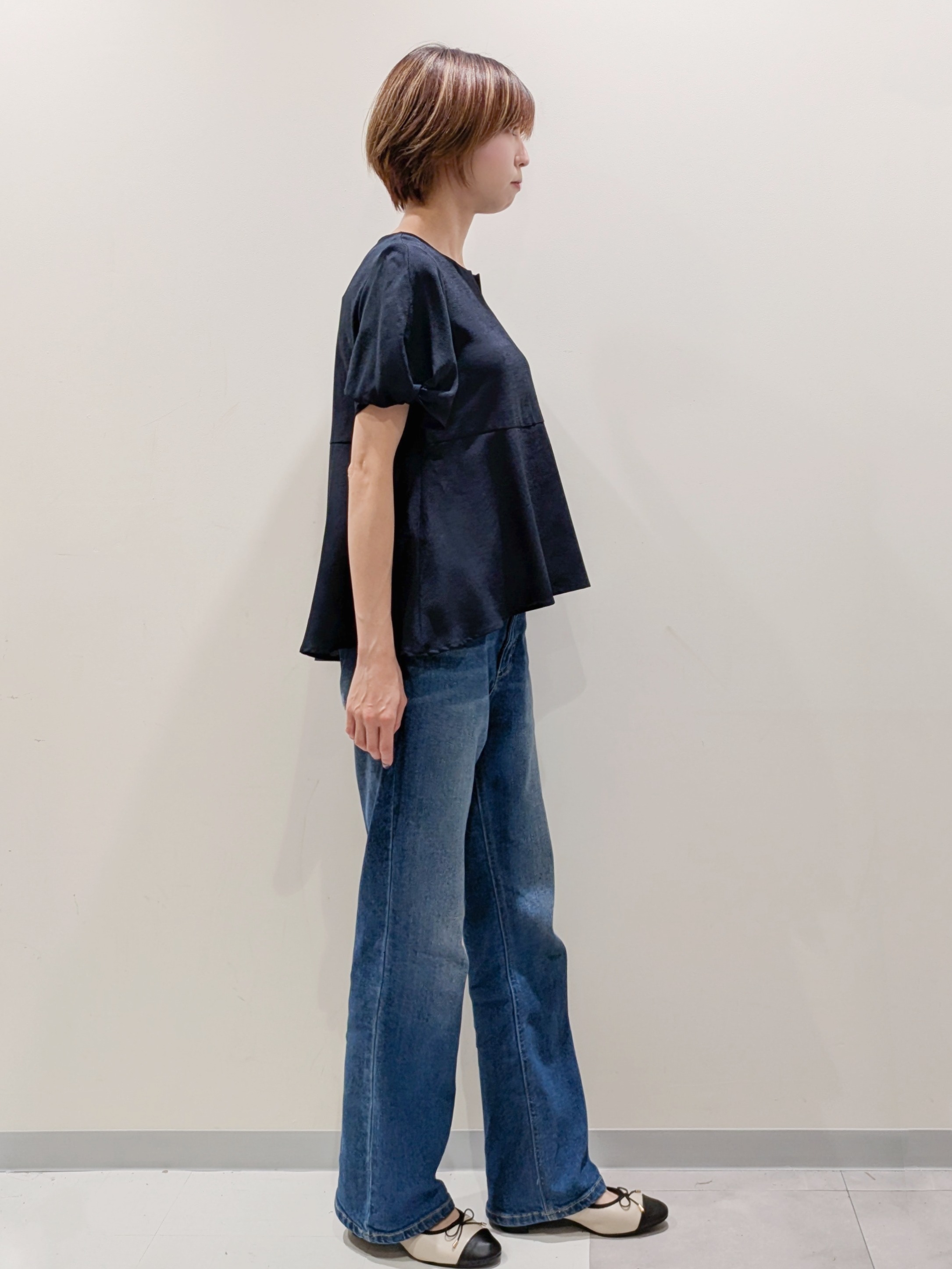 juriさんの「index｜【接触冷感／吸水速乾】キーネックペプラムブラウス《洗濯機OK》」を使ったコーディネート
