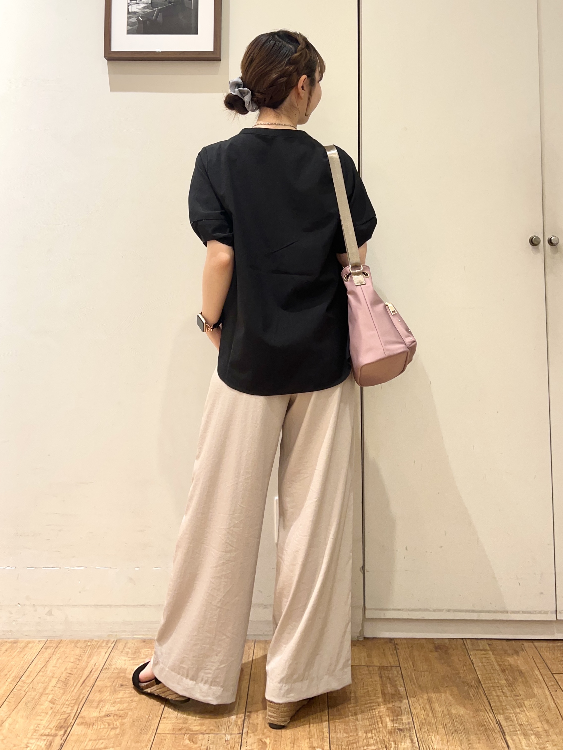 AIRIさんの「SHOO･LA･RUE｜【洗濯後しわになりにくい/インせずきまる】お袖のハシゴレースで涼やかに 麻調スキッパーブラウス」を使ったコーディネート