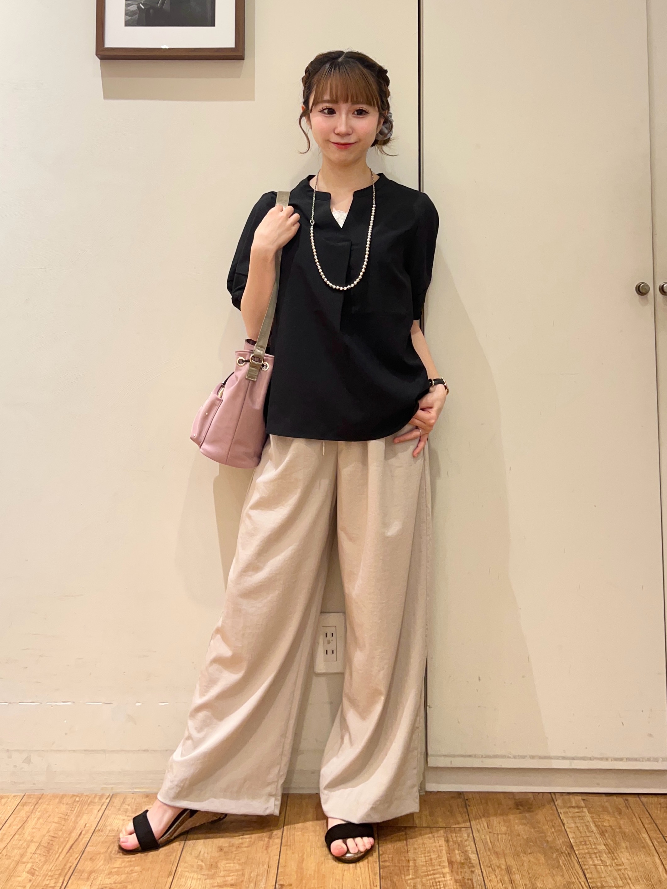 AIRIさんの「SHOO･LA･RUE｜【洗濯後しわになりにくい/インせずきまる】お袖のハシゴレースで涼やかに 麻調スキッパーブラウス」を使ったコーディネート