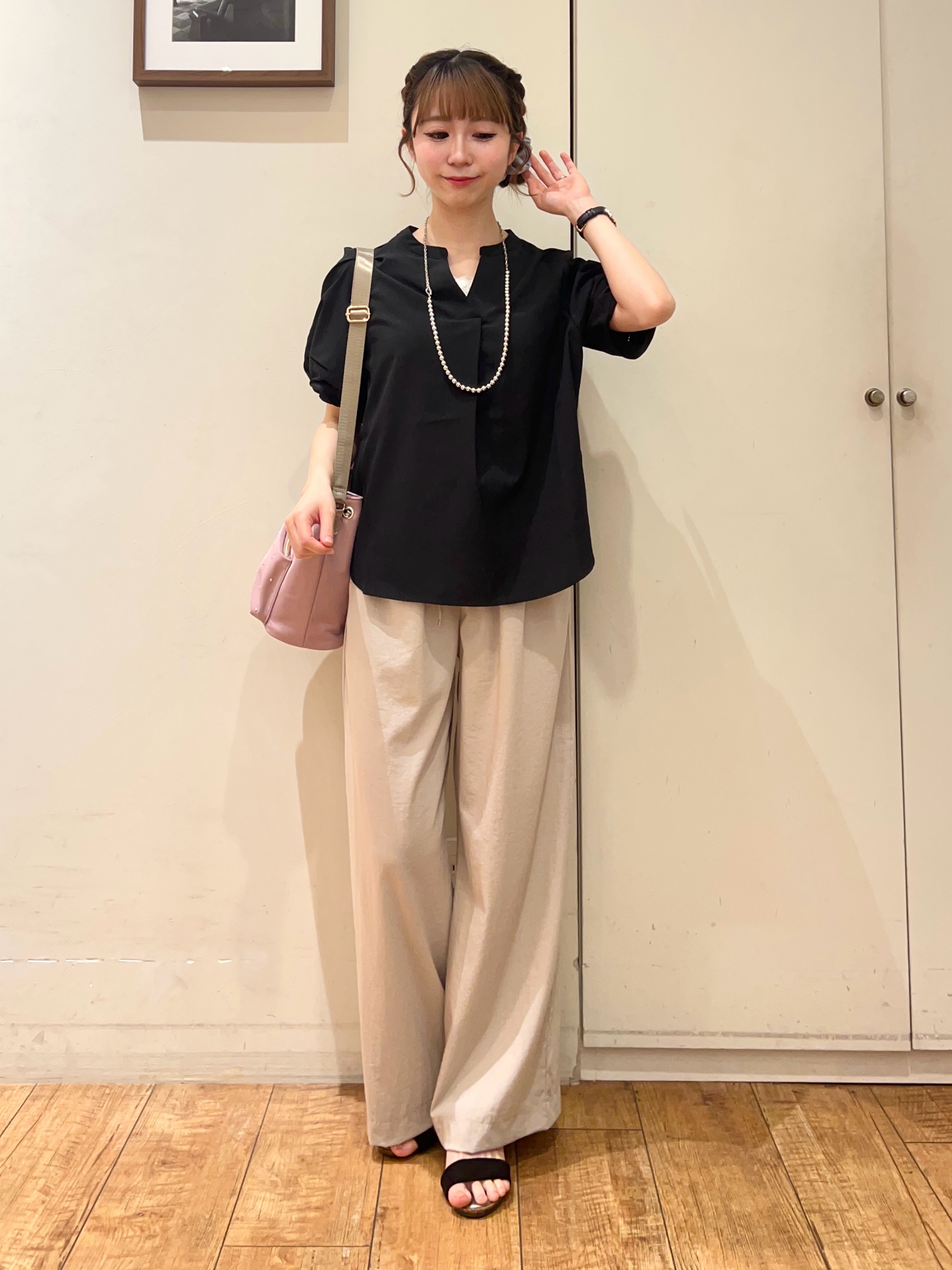 AIRIさんの「SHOO･LA･RUE｜【洗濯後しわになりにくい/インせずきまる】お袖のハシゴレースで涼やかに 麻調スキッパーブラウス」を使ったコーディネート