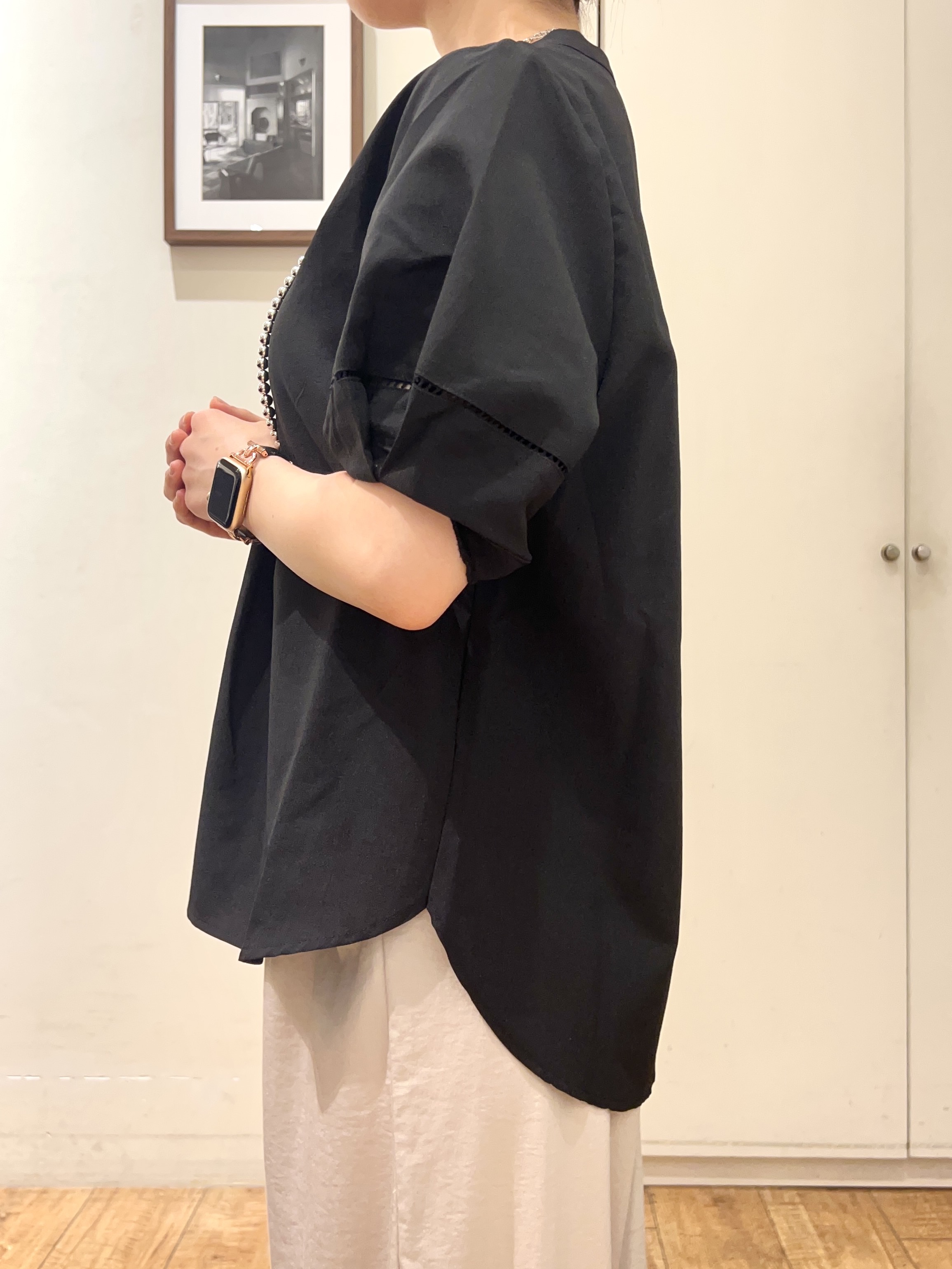 AIRIさんの「SHOO･LA･RUE｜【洗濯後しわになりにくい/インせずきまる】お袖のハシゴレースで涼やかに 麻調スキッパーブラウス」を使ったコーディネート