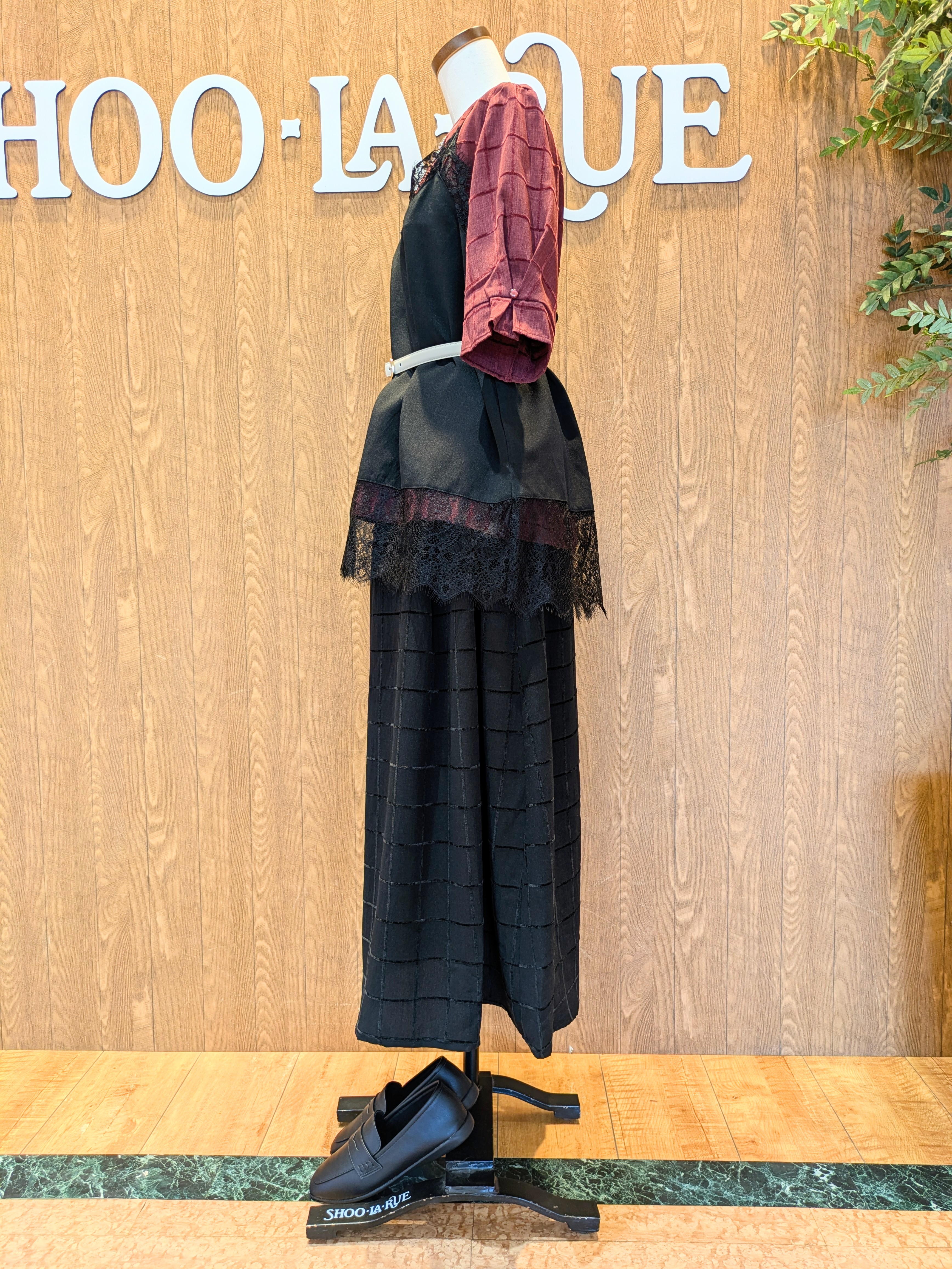 MARIEさんの「SHOO･LA･RUE｜【セットアップ可/S-LL】モールチェックで上品に タックスリーブ ブラウス」を使ったコーディネート