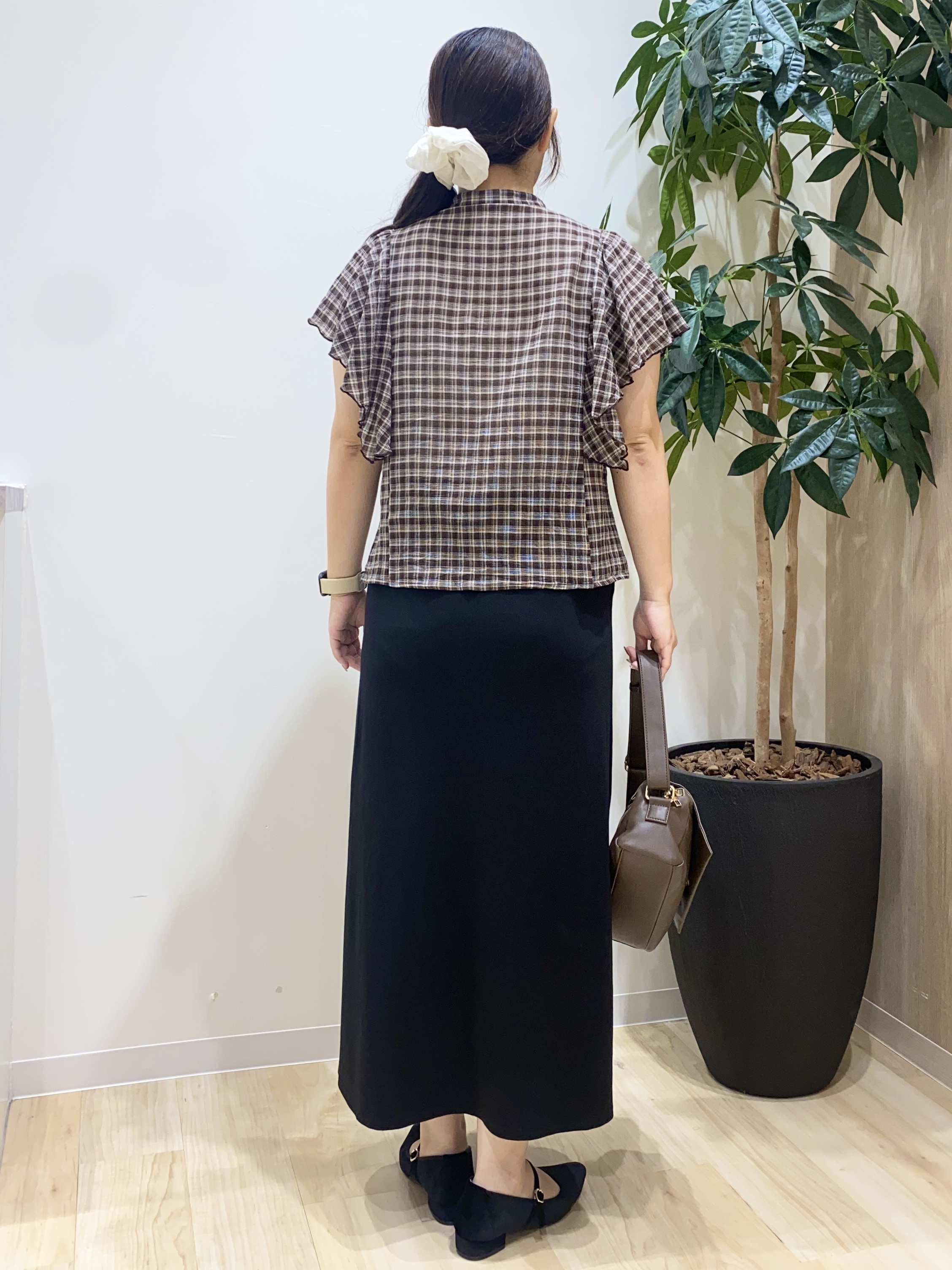 HANAさんの「grove｜1枚で着映えが叶う チェックラッフルフリルブラウス」を使ったコーディネート