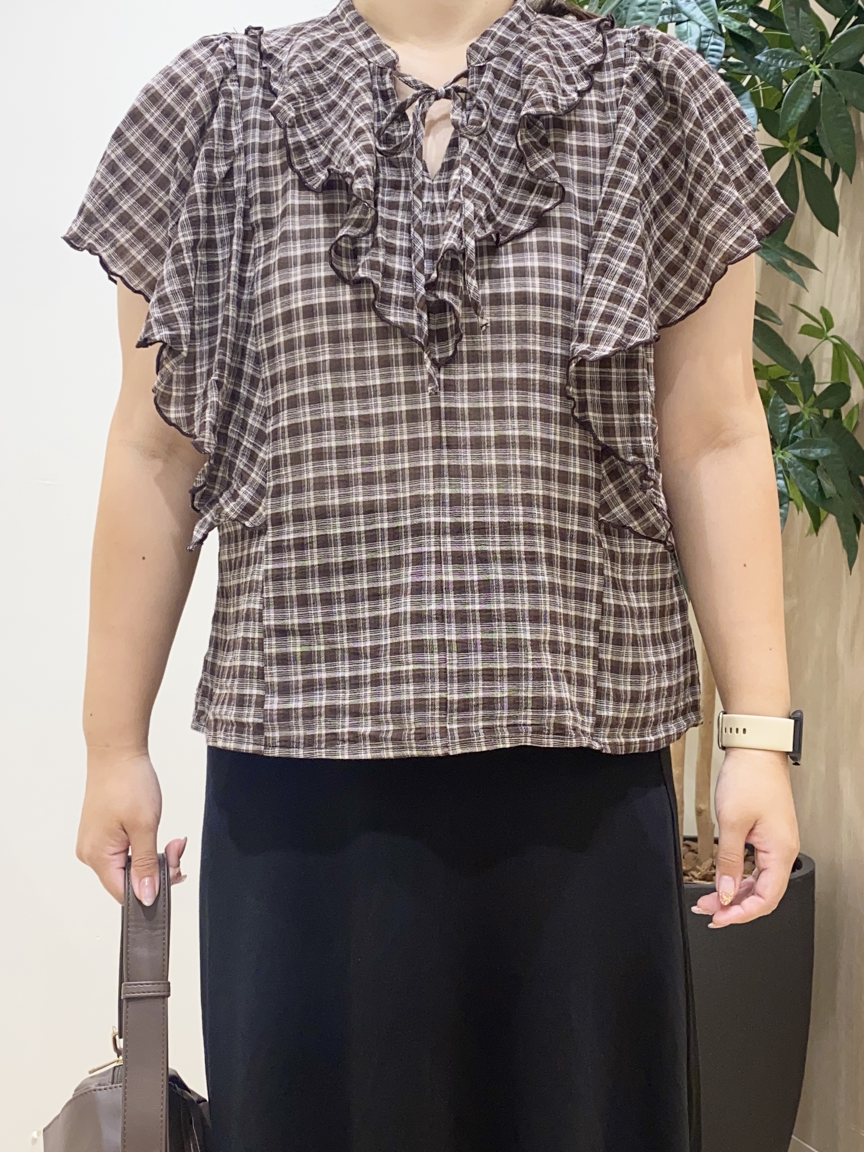HANAさんの「grove｜1枚で着映えが叶う チェックラッフルフリルブラウス」を使ったコーディネート