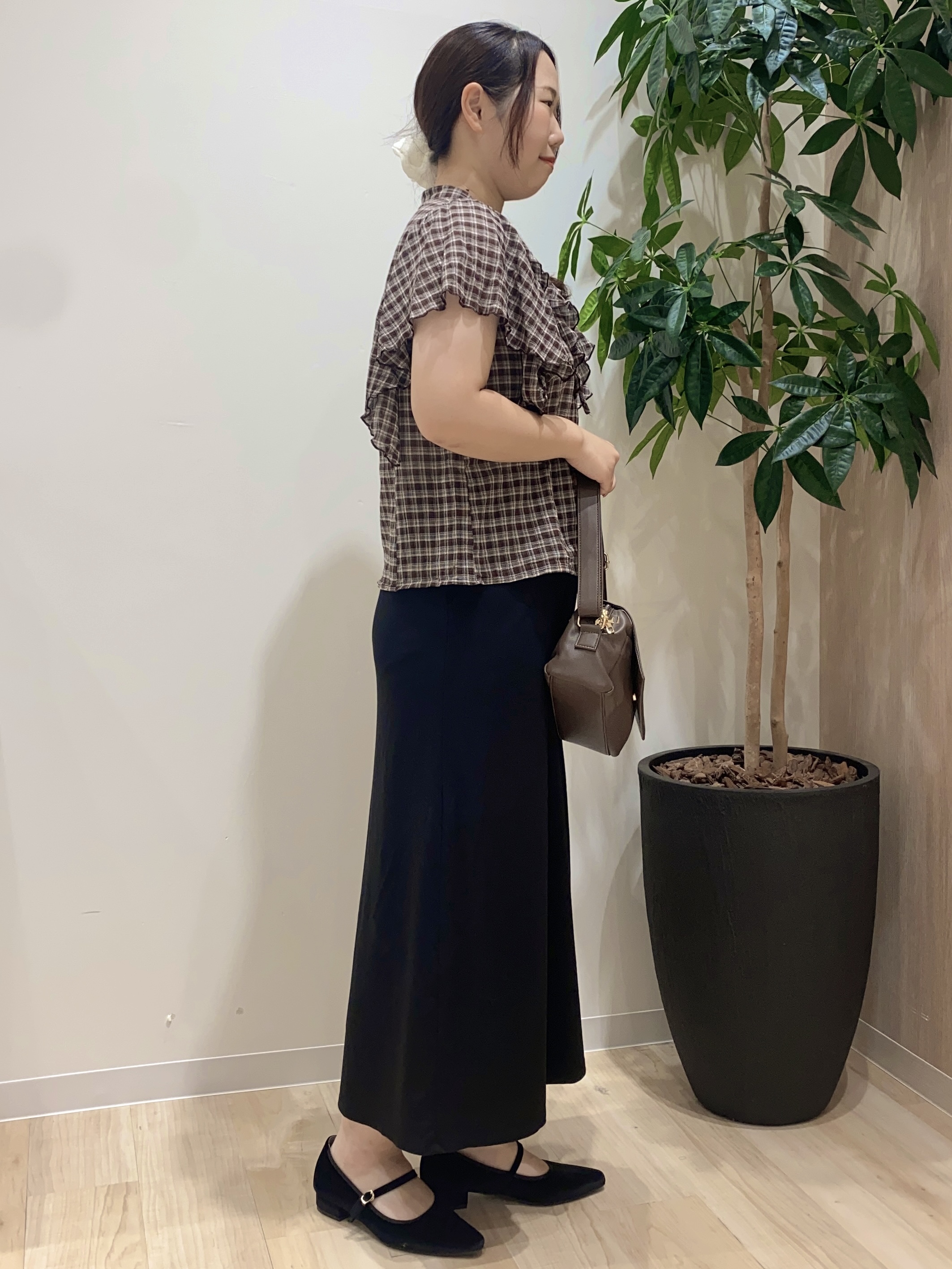 HANAさんの「grove｜1枚で着映えが叶う チェックラッフルフリルブラウス」を使ったコーディネート