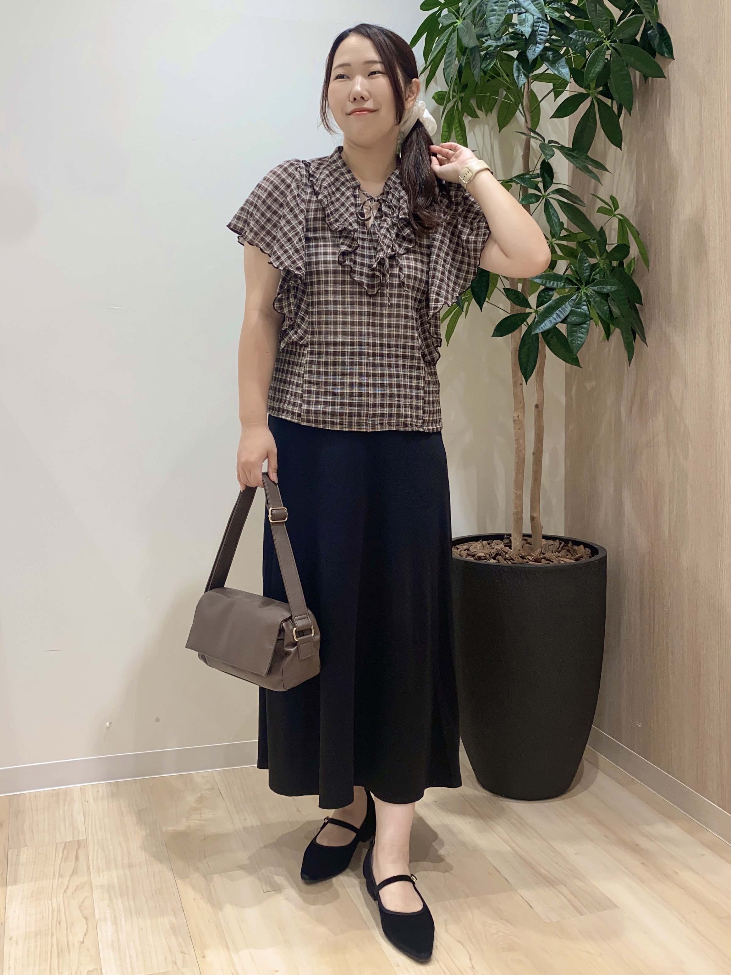 HANAさんの「grove｜1枚で着映えが叶う チェックラッフルフリルブラウス」を使ったコーディネート