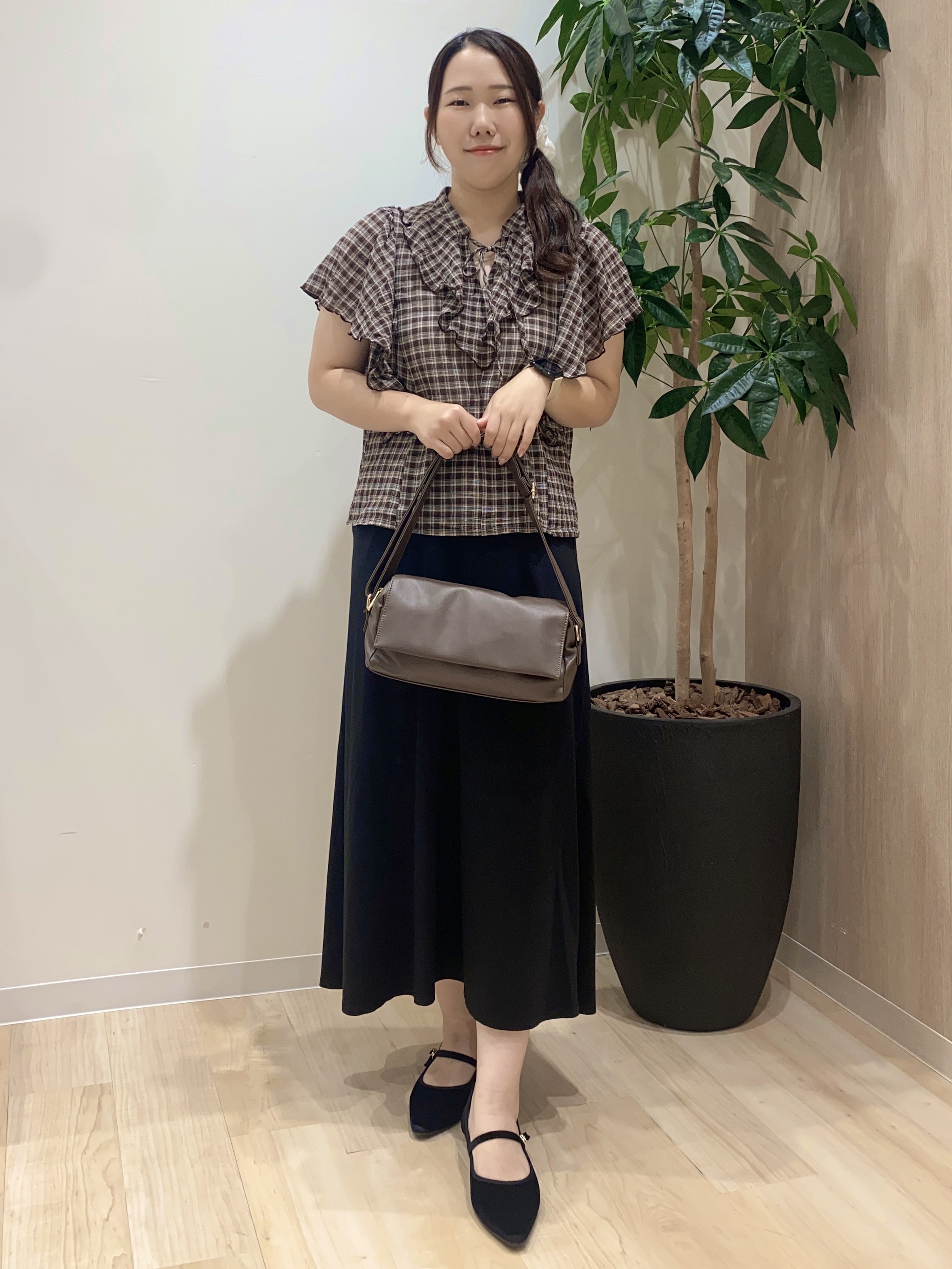 HANAさんの「grove｜1枚で着映えが叶う チェックラッフルフリルブラウス」を使ったコーディネート