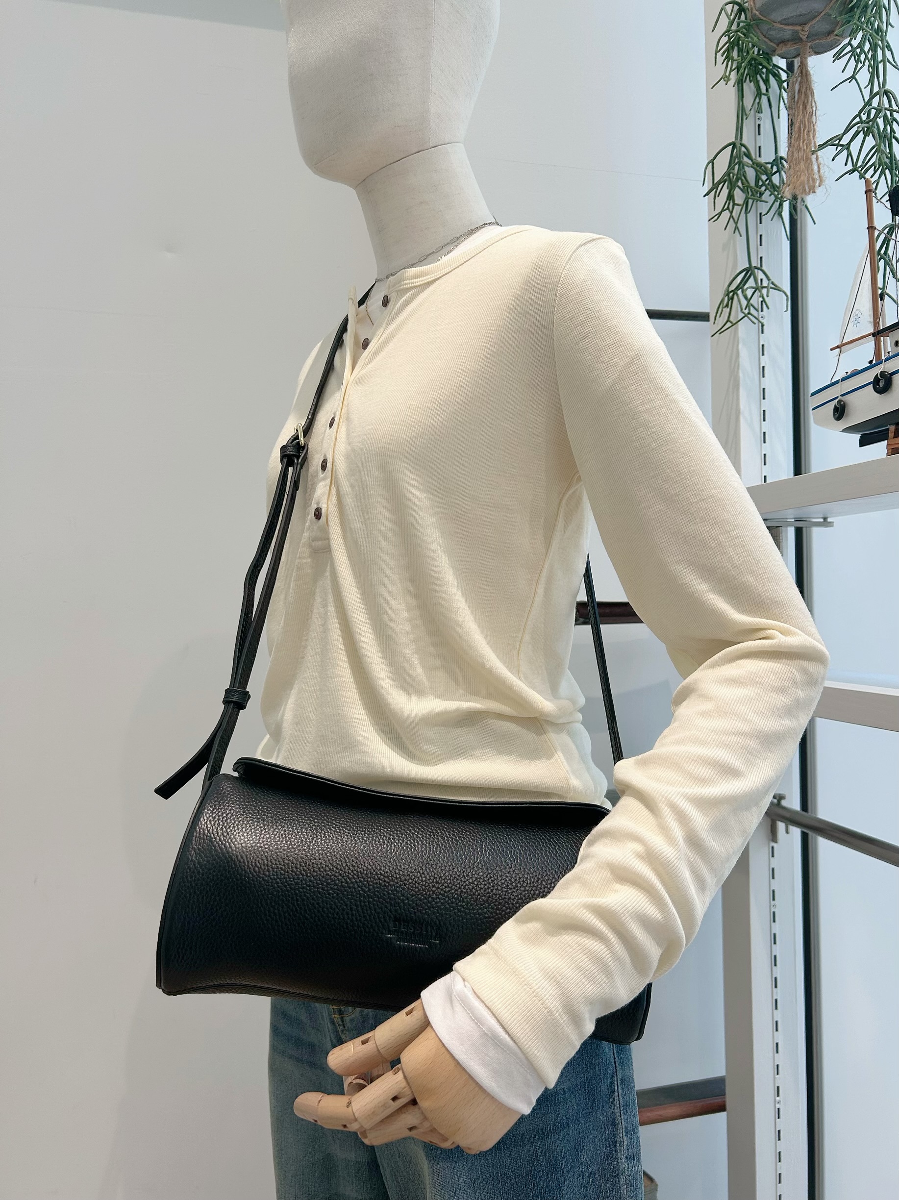 YOUKOさんの「Dessin｜【軽量】本革バレル型ショルダーバッグ」を使ったコーディネート