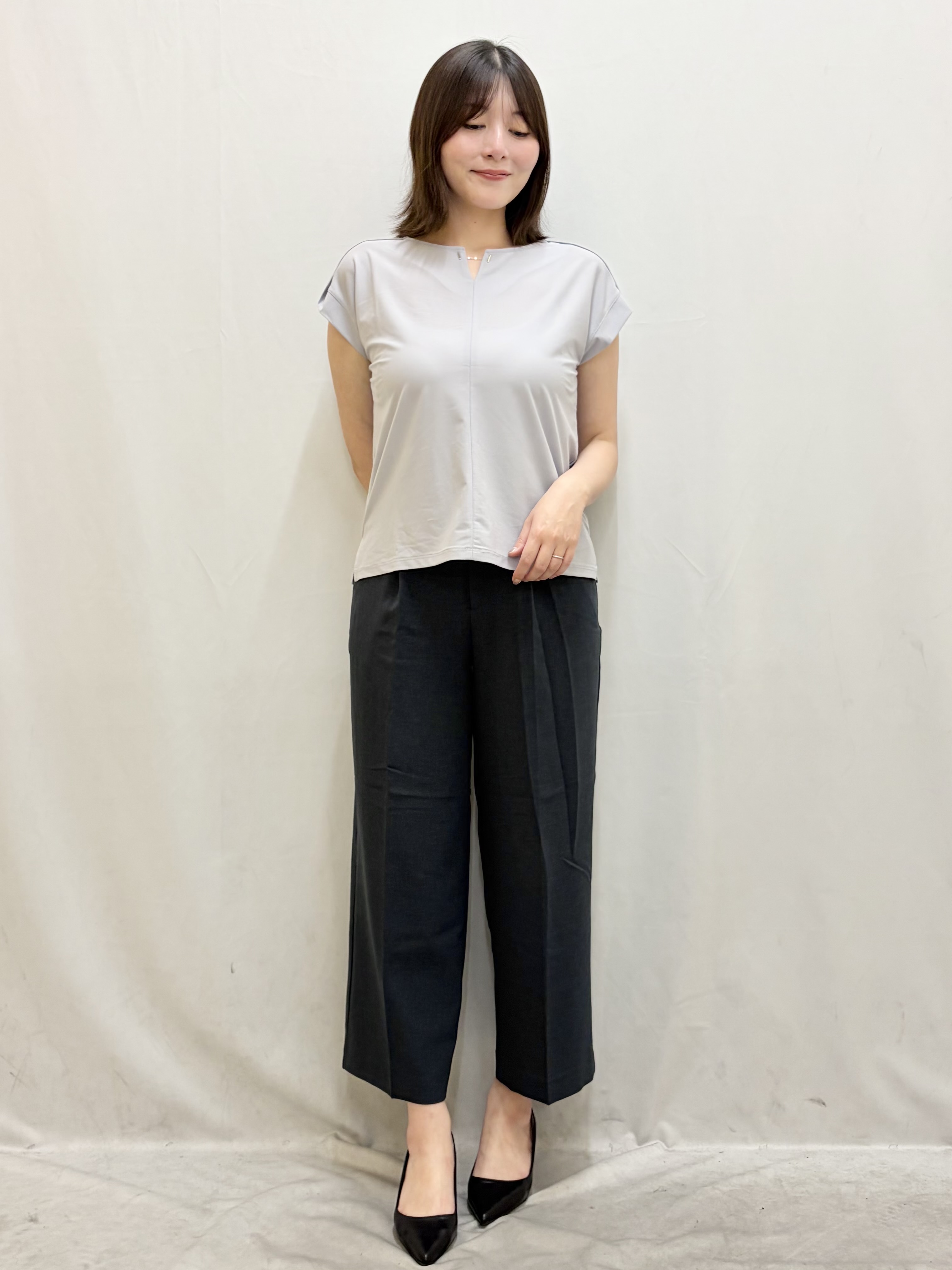 kasumiさんの「index｜【接触冷感】ひんやりキーネックフレンチトップス《洗濯機OK》」を使ったコーディネート