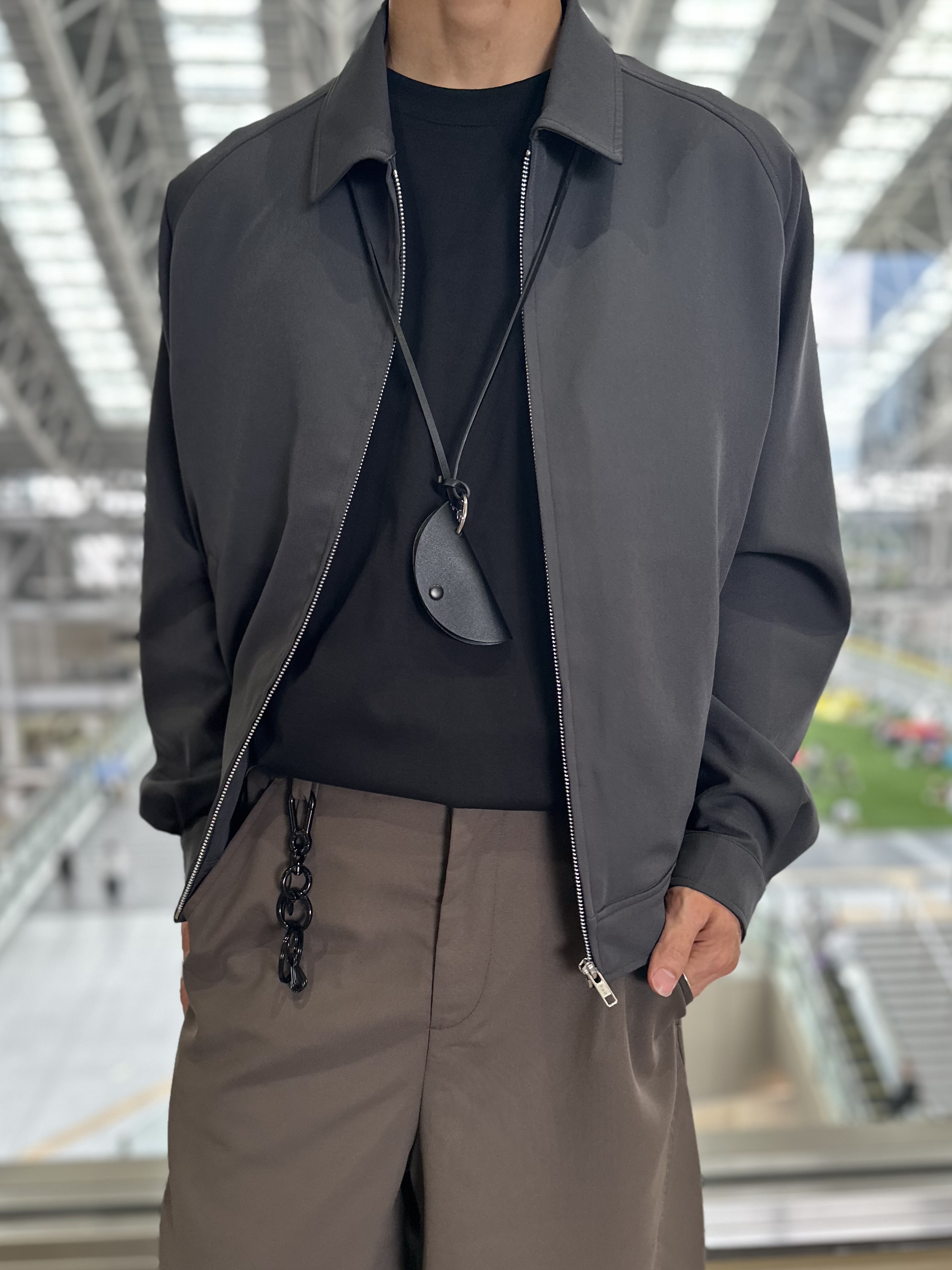 岡崎喬太さんの「tk.TAKEO KIKUCHI｜【防シワ／ストレッチ/セット対応可】smart shift series ジップブルゾン」を使ったコーディネート