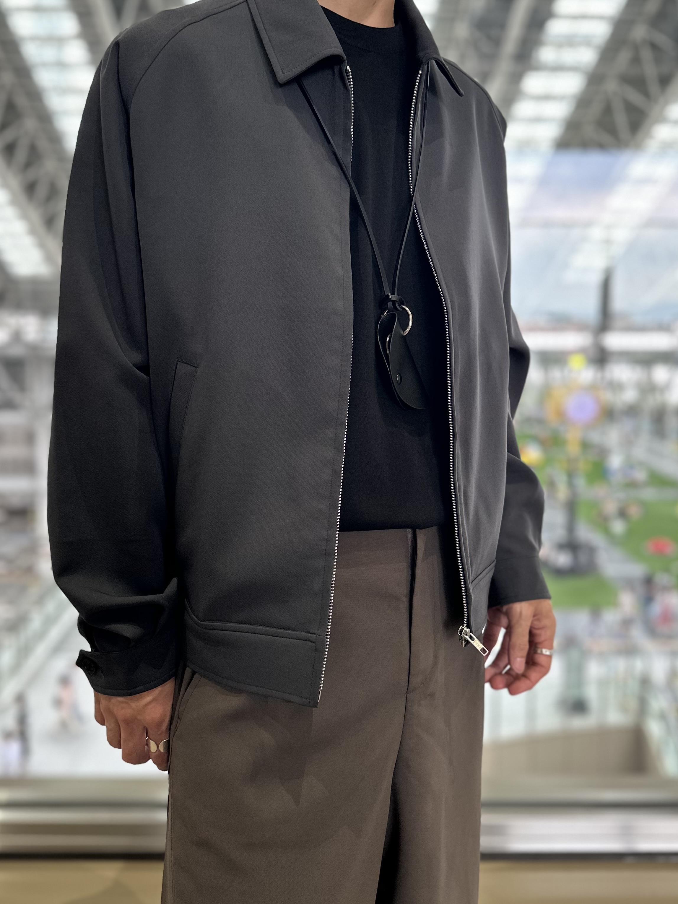 岡崎喬太さんの「tk.TAKEO KIKUCHI｜【防シワ／ストレッチ/セット対応可】smart shift series ジップブルゾン」を使ったコーディネート